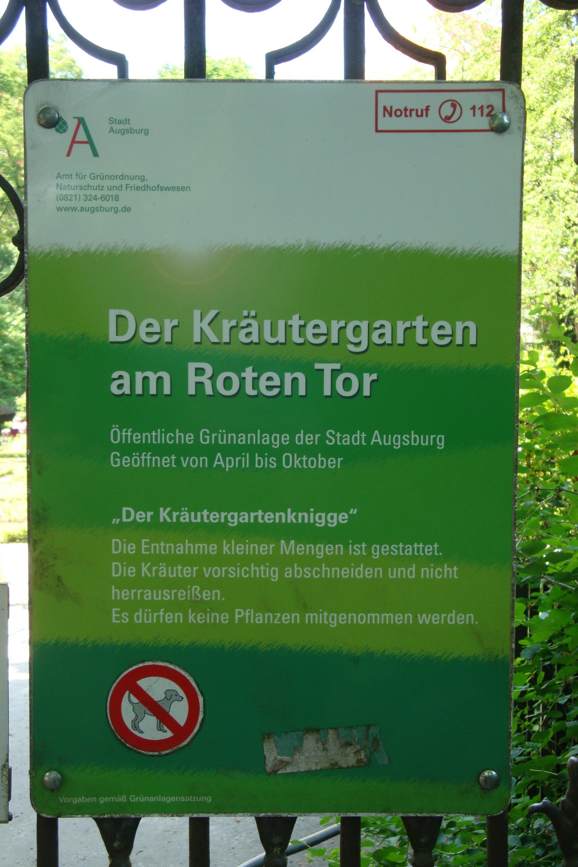 Der „Kräutergarten am Roten Tor“ in Augsburg ist ein Bürgergarten: Jeder darf sich in Maßen am Grün bedienen. Eine Informationstafel informiert über die Nutzungsbedingungen: DIe Entnahme kleiner Mengen ist gestattet, die Kräuter sollen vorsichtig abgeschnitten und nicht herausgerissen werden. Außerdem dürfen keine Pflanzen mitgenommen werden. (Juni 2021)