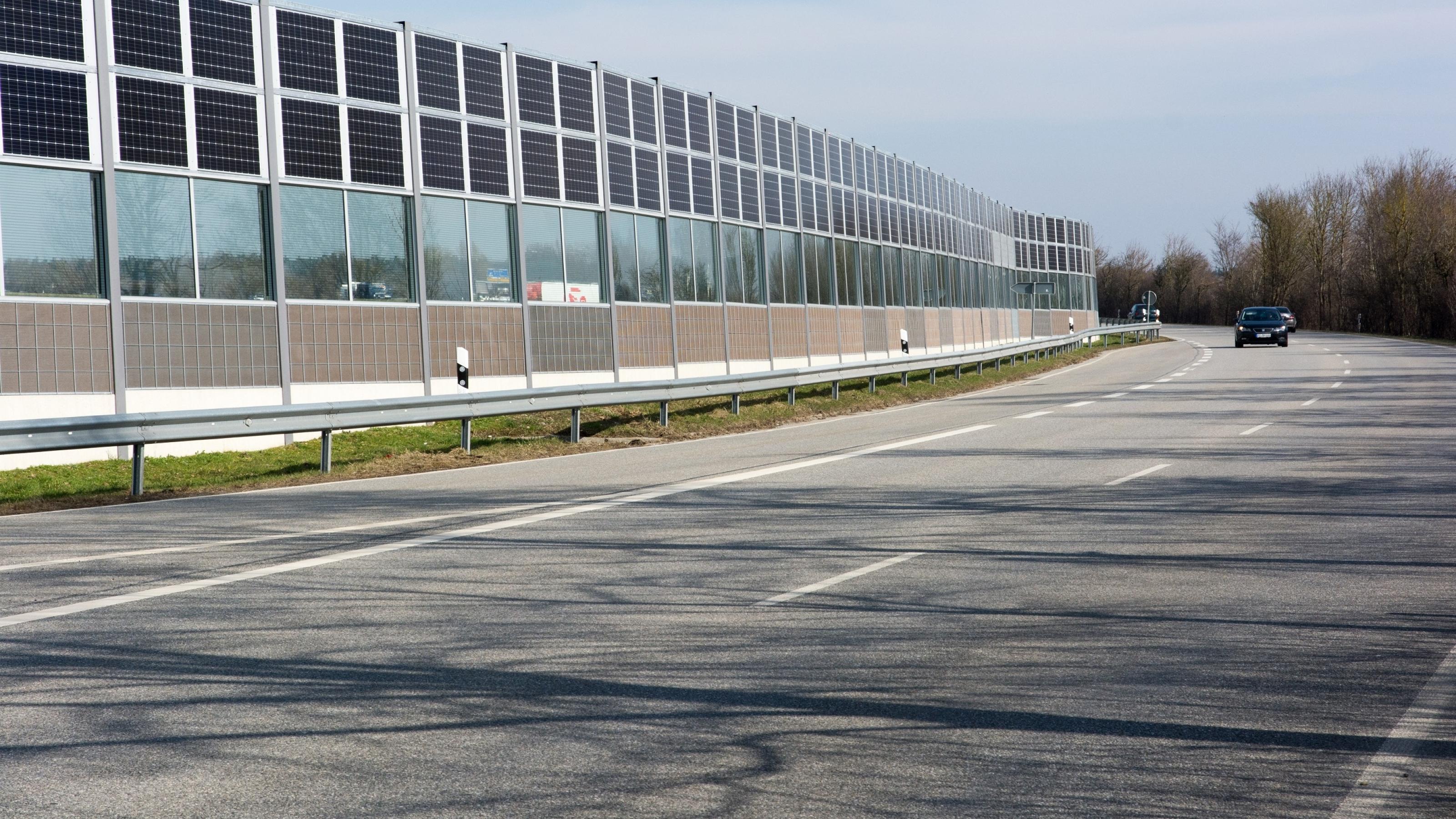 Lärmschutzwand aus Photovoltaikmodulen an einer Autobahn
