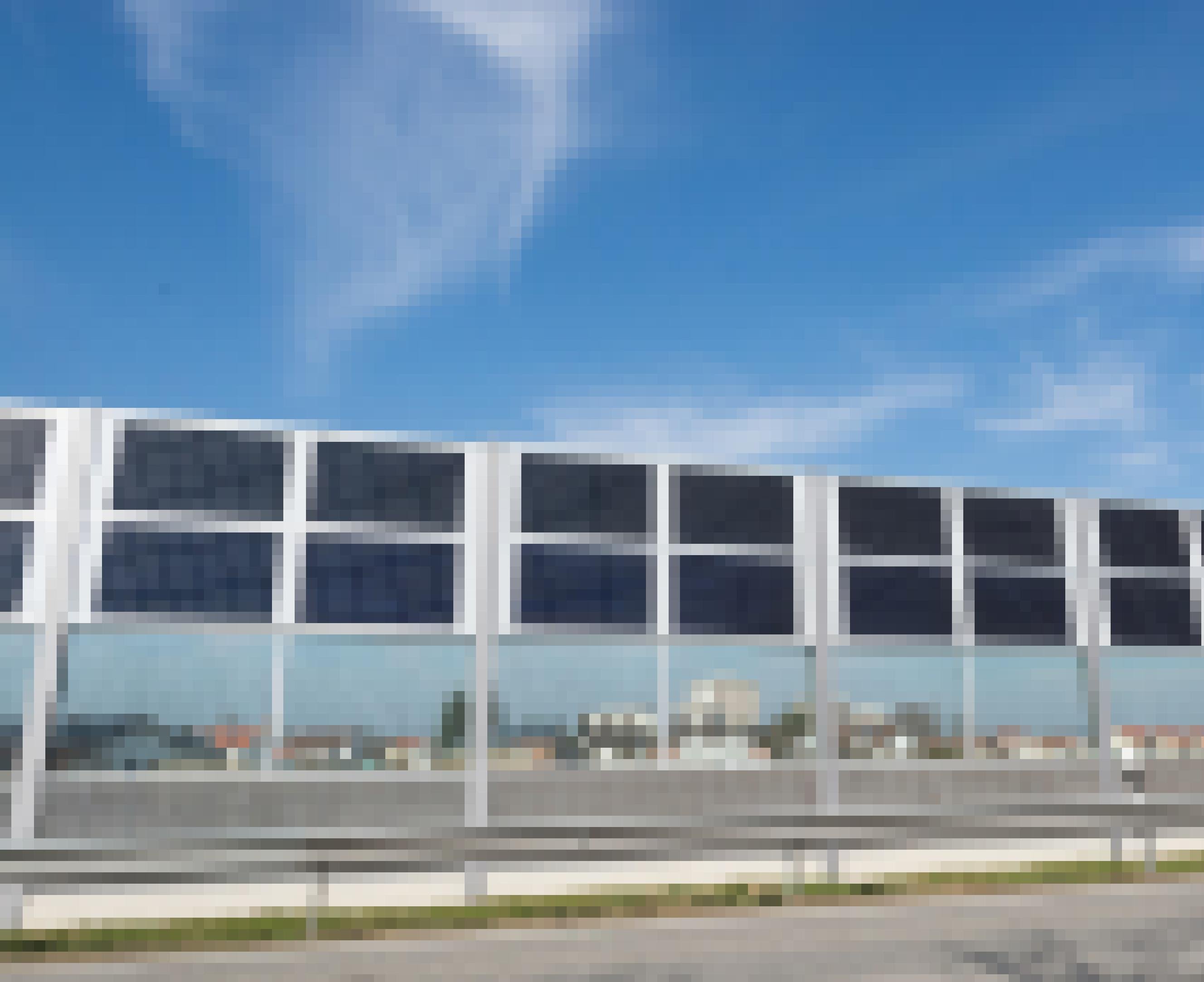 Lärmschutzwand bestehend aus Solarmodulen an einer Autobahn