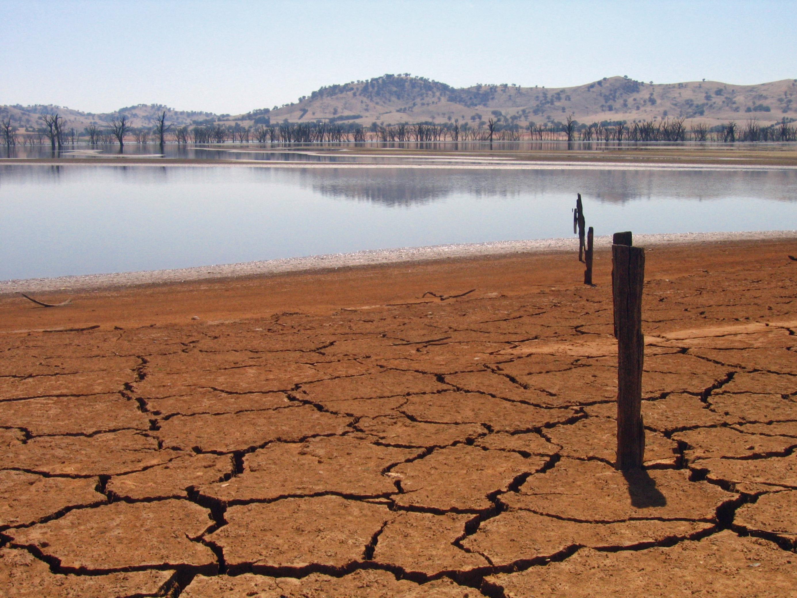 Dürre an einem See in Australien.