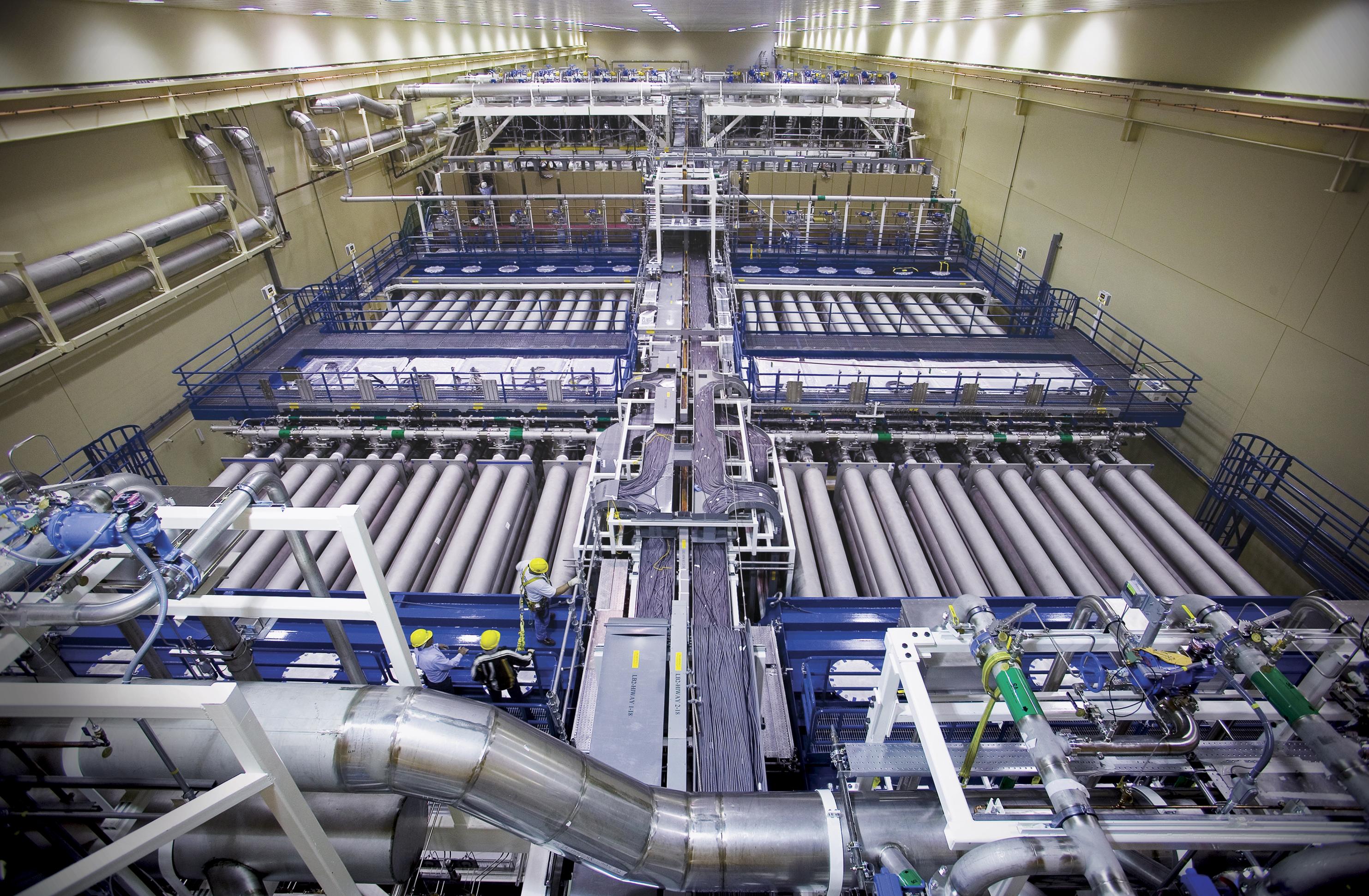 Eine von zwei identischen Laseranlagen der National Ignition Facility des Lawrence Livermore National Laboratory in Kalifornien. Die beiden Anlagen nehmen einen Platz von drei Fußballfeldern ein.
