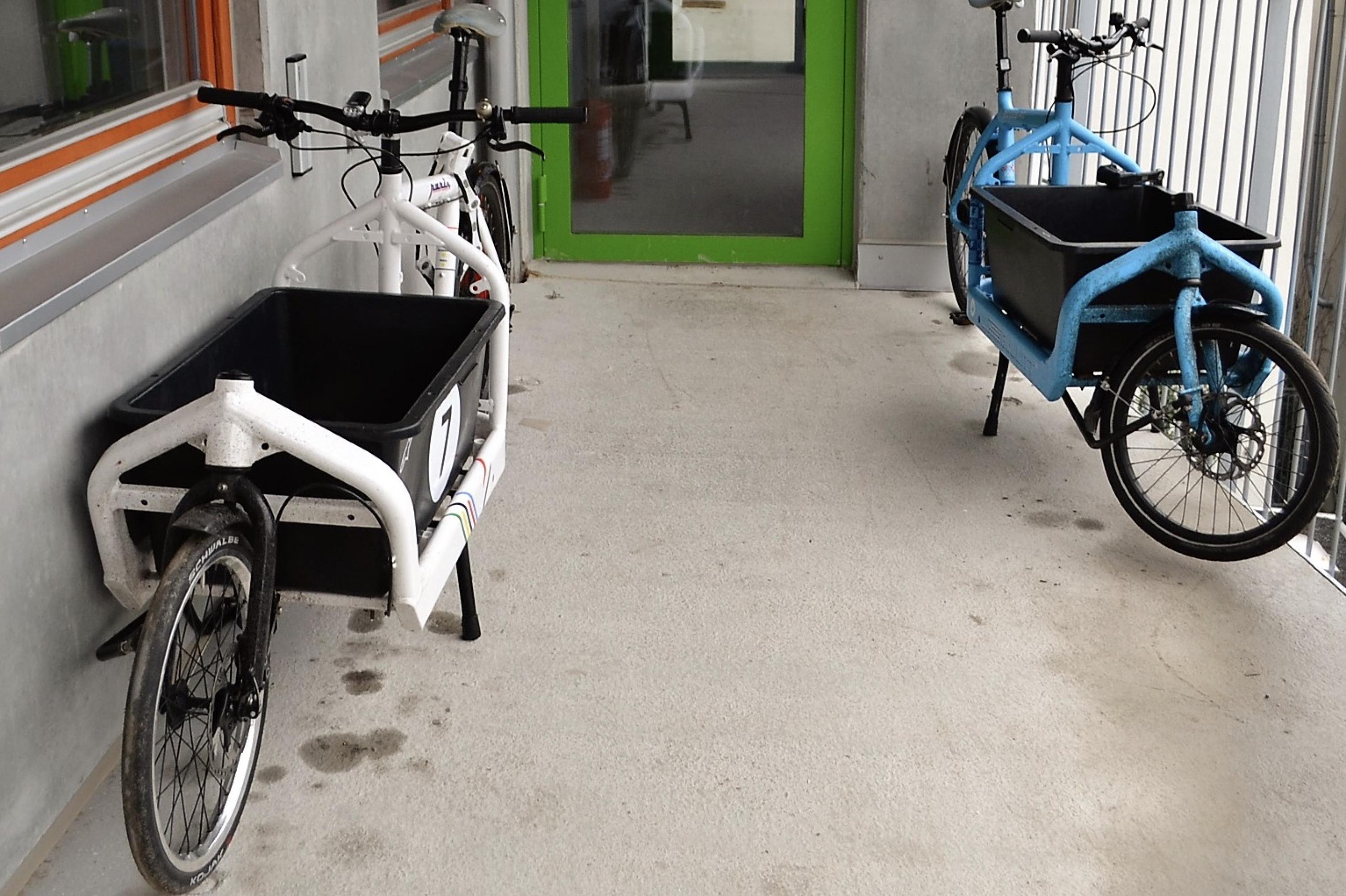 Im Oboy-Wohnhaus in Malmö wird es Radfahrern leicht gemacht. Die Balkone sind extra breit, damit auch Lastenräder vor der Haustür geparkt werden können.