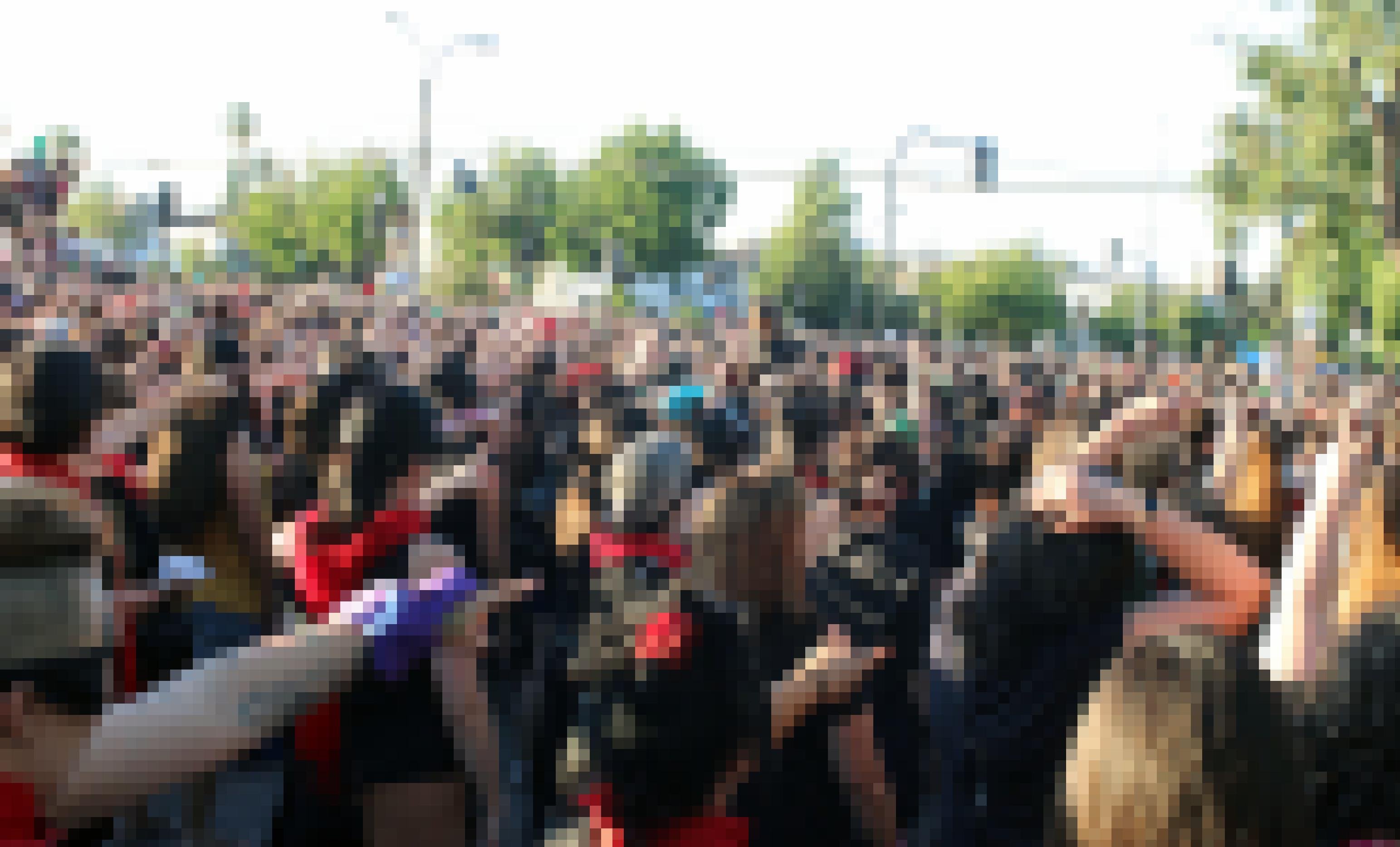 Tausende Frauen führen vor dem Nationalstadion in Santiago de Chile die Performance „Ein Vergewaltiger auf deinem Weg“ von Lastesis auf.