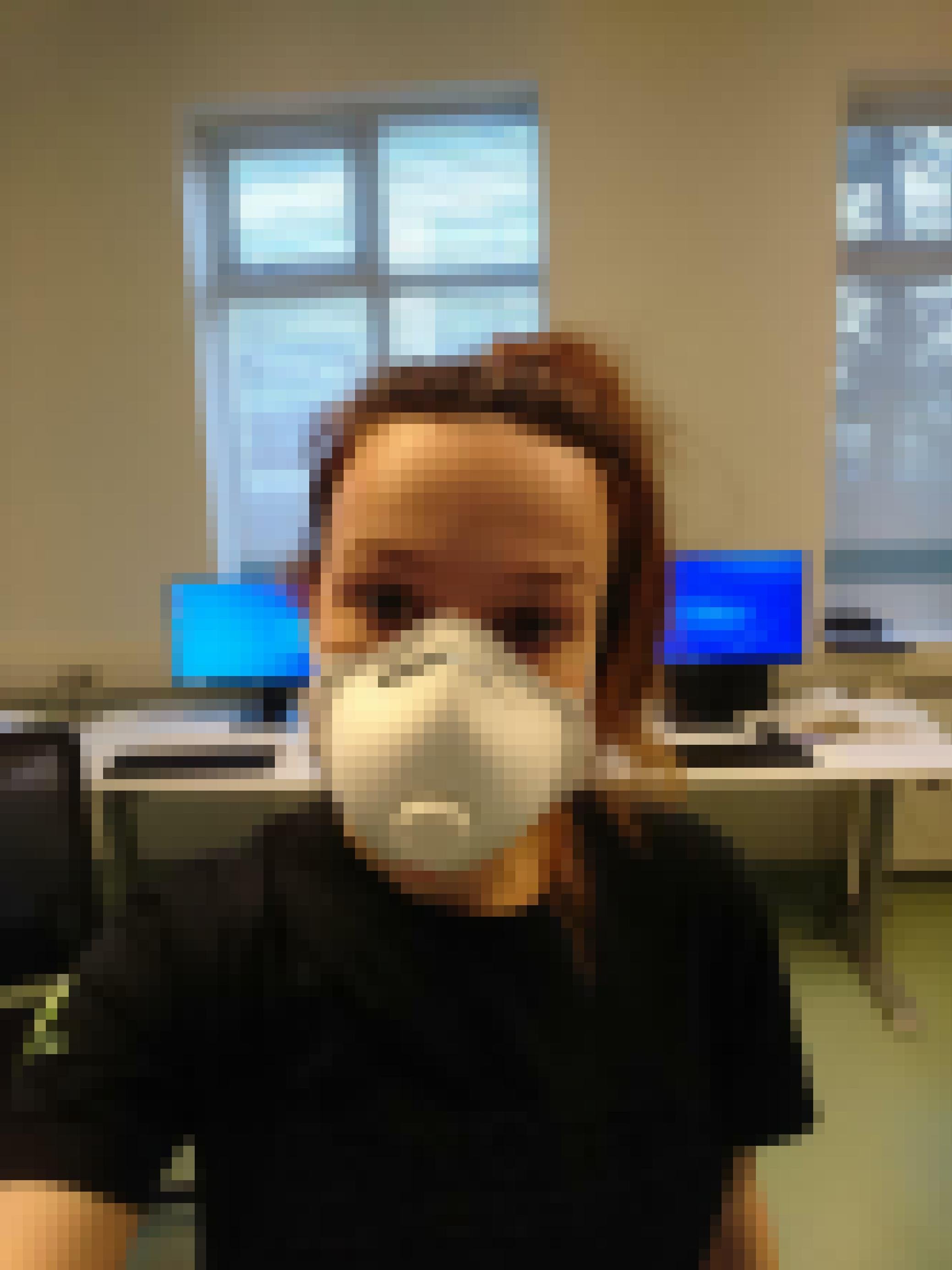 Laura González mit Maske bei der Arbeit
