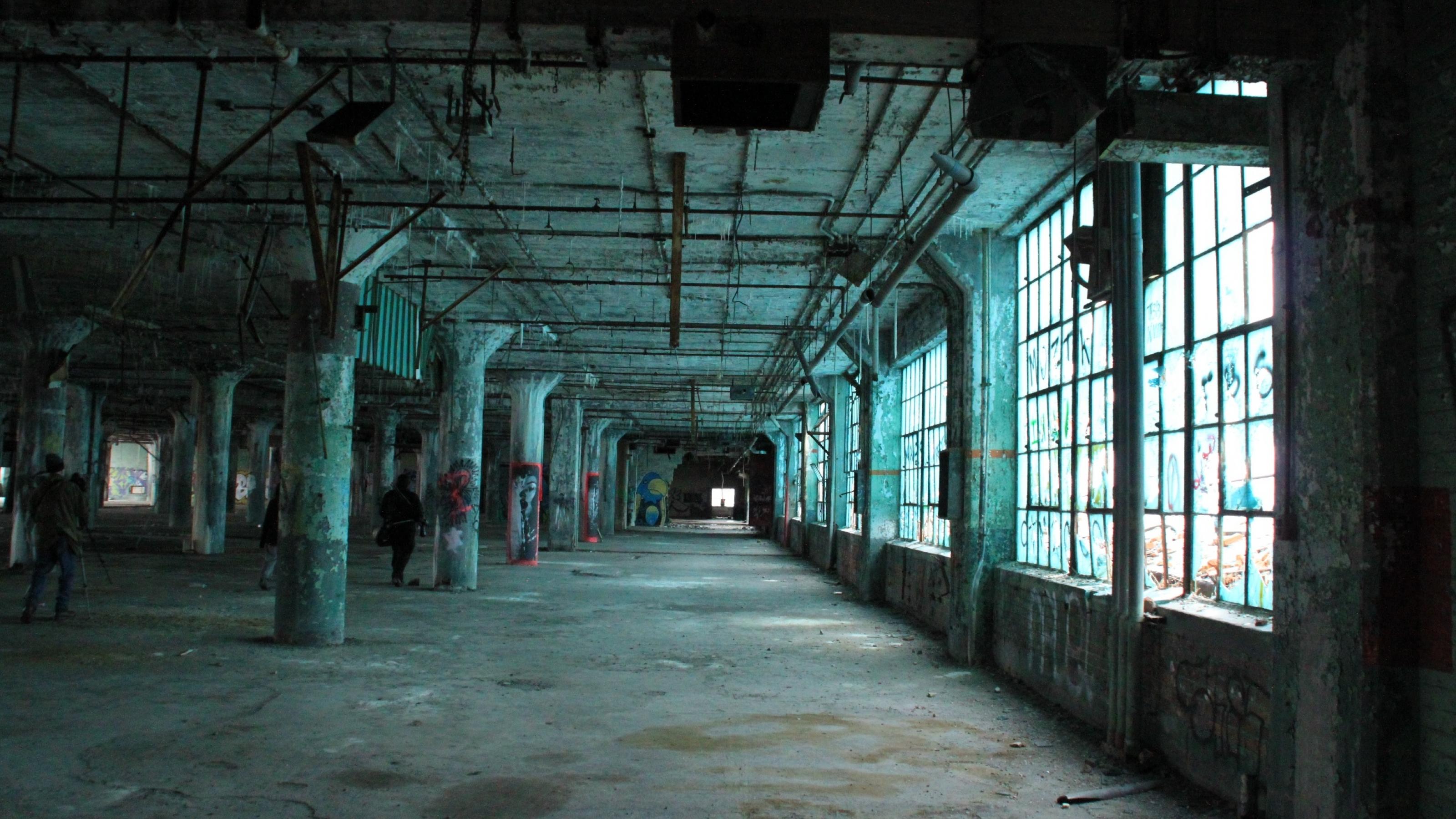 Eine verlassene Fabrikhalle in Detroit
