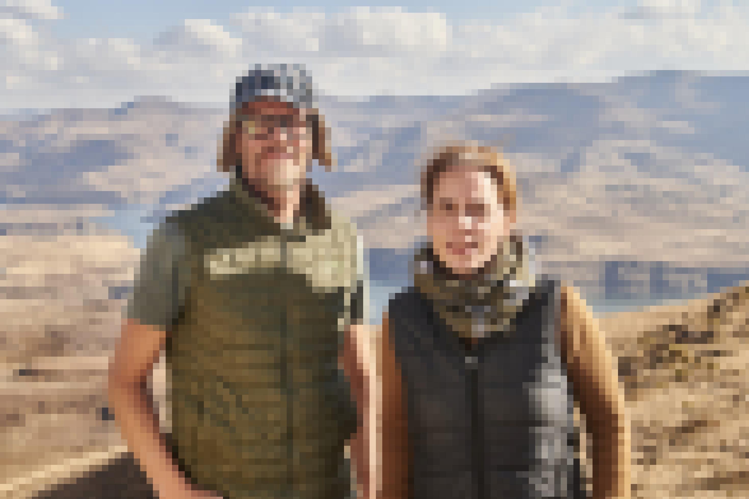 ein Mann und eine Frau stehen auf einem Berg [AI]