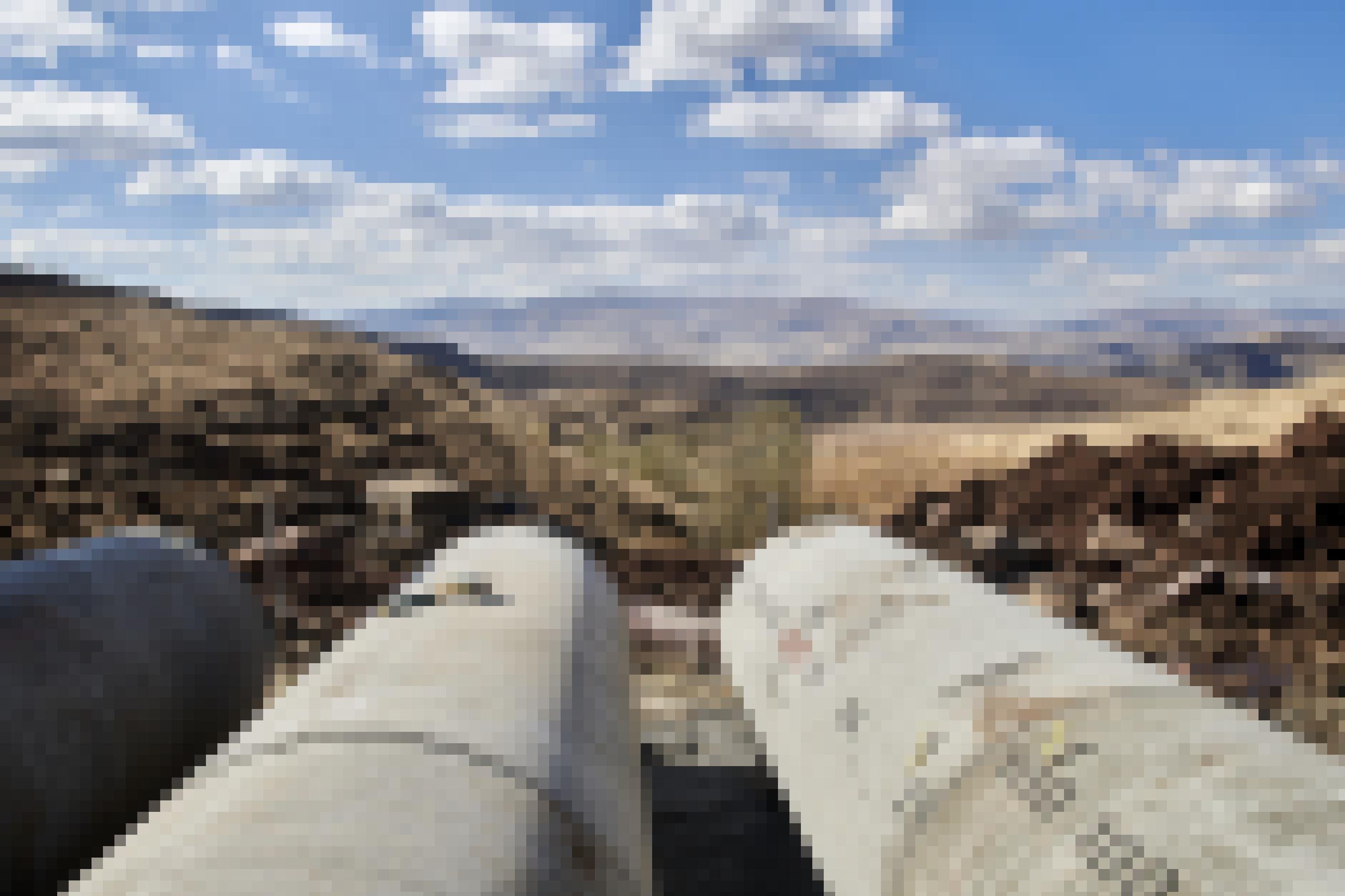 Blick über zwei große Betonrohre in die Weite der Bergwelt Lesothos