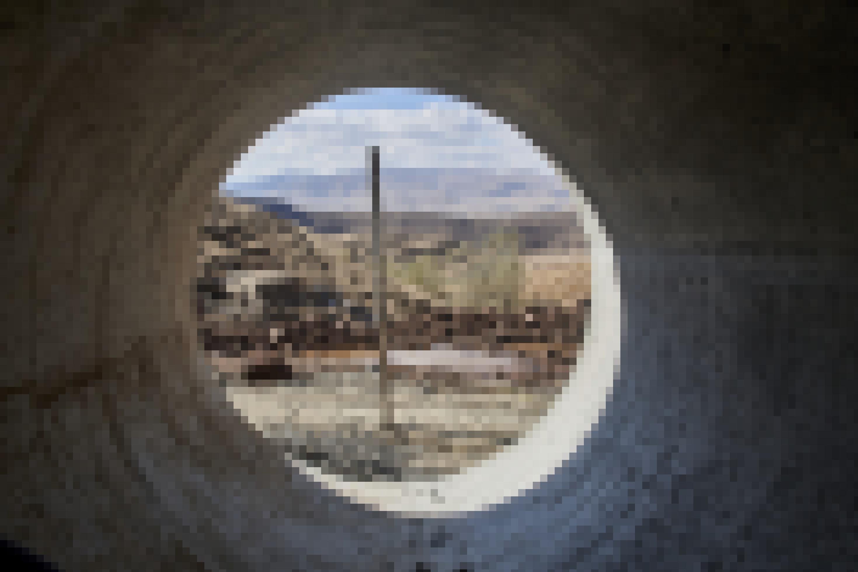 Blick durch ein Betonrohr auf eine Wasserstelle