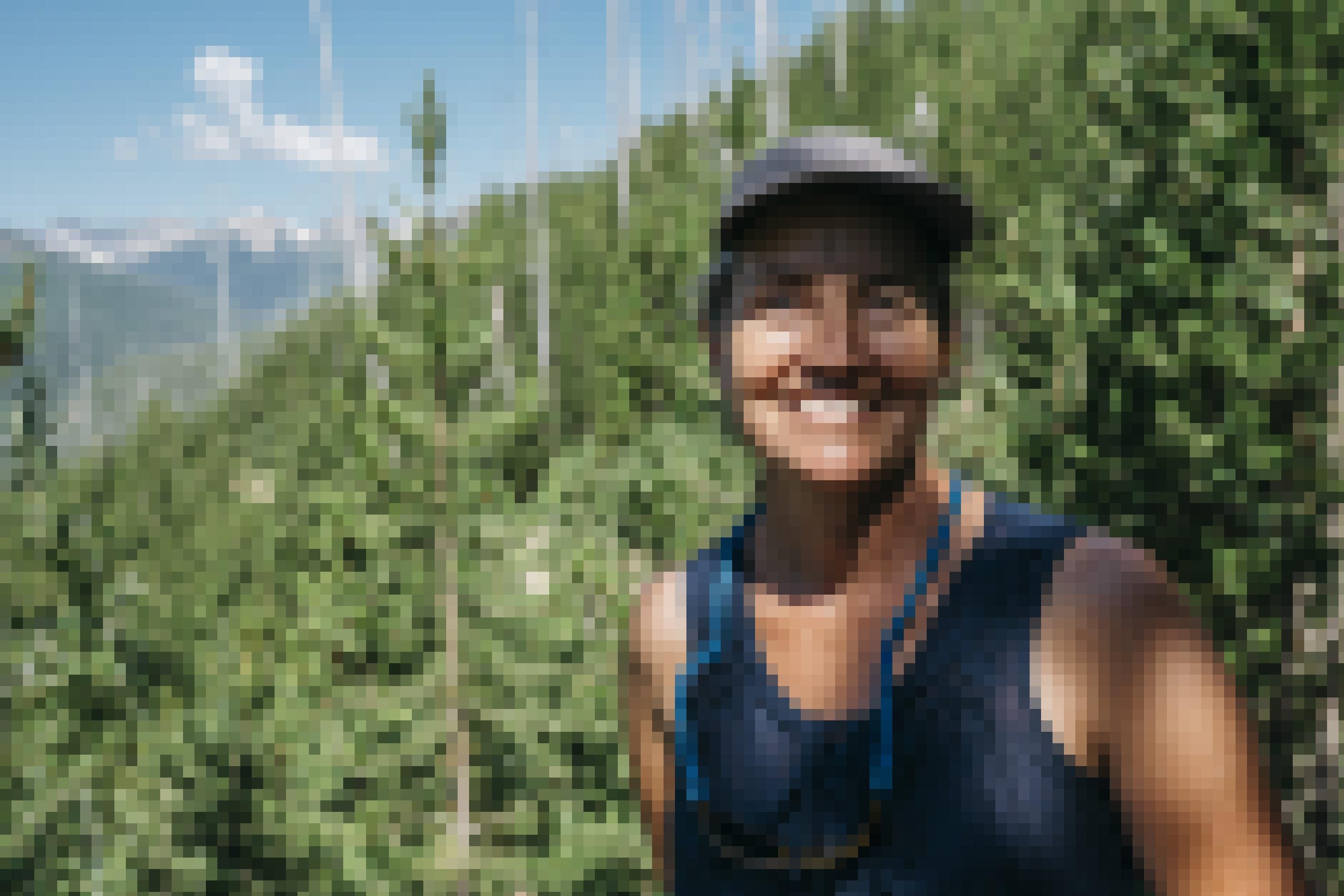 Die Wissenschaftlerin Lisa McKeon steht im Glacier Nationalpark und lächelt in die Kamera.