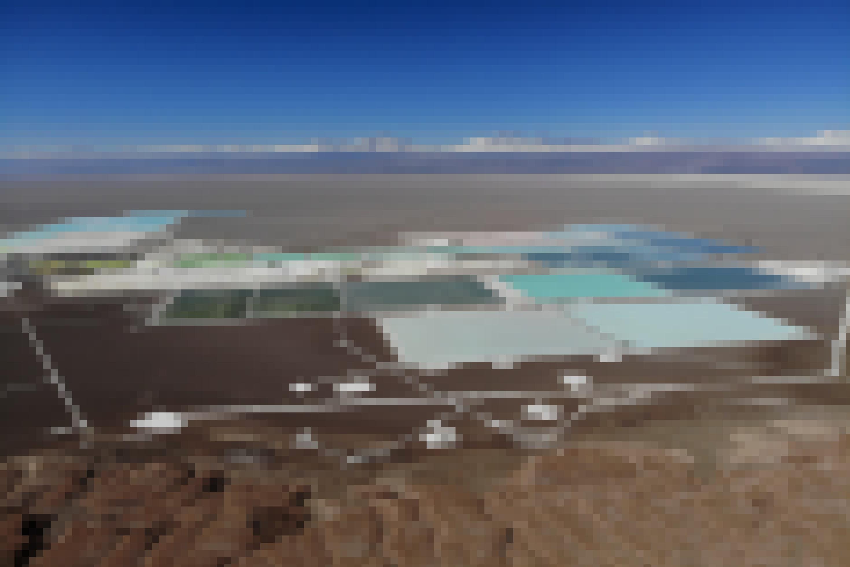 Riesige Schwimmbecken mit Salzwasser in der Atacama-Wüste