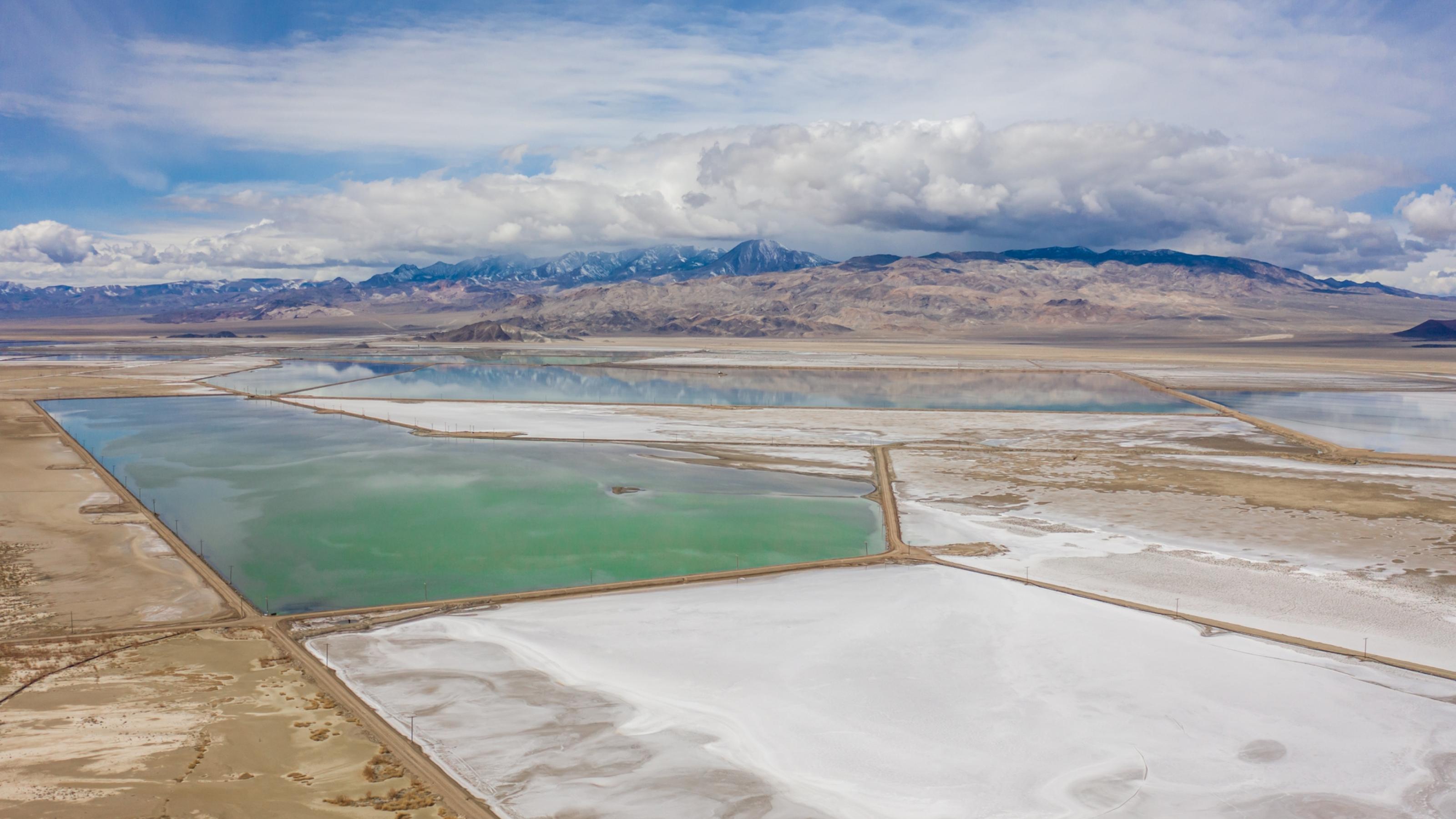 Luftaufnahme eines Freiluftbeckens in Nevada, aus dem Lithium gewonnen werden.