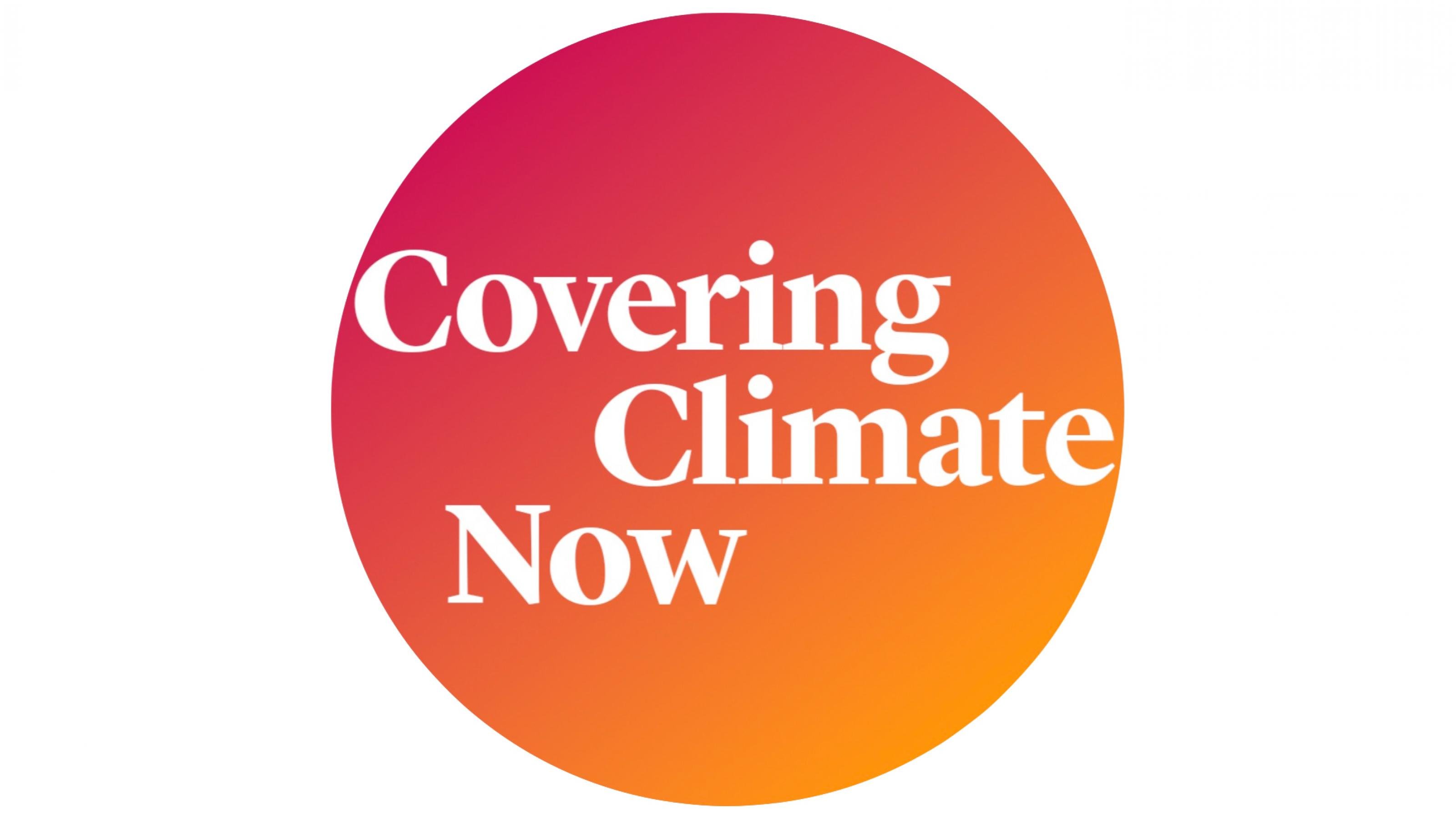Weiße Schrift auf einem rot-orangefarbenen Kreis: Logo der Aktion CoveringClimateNow