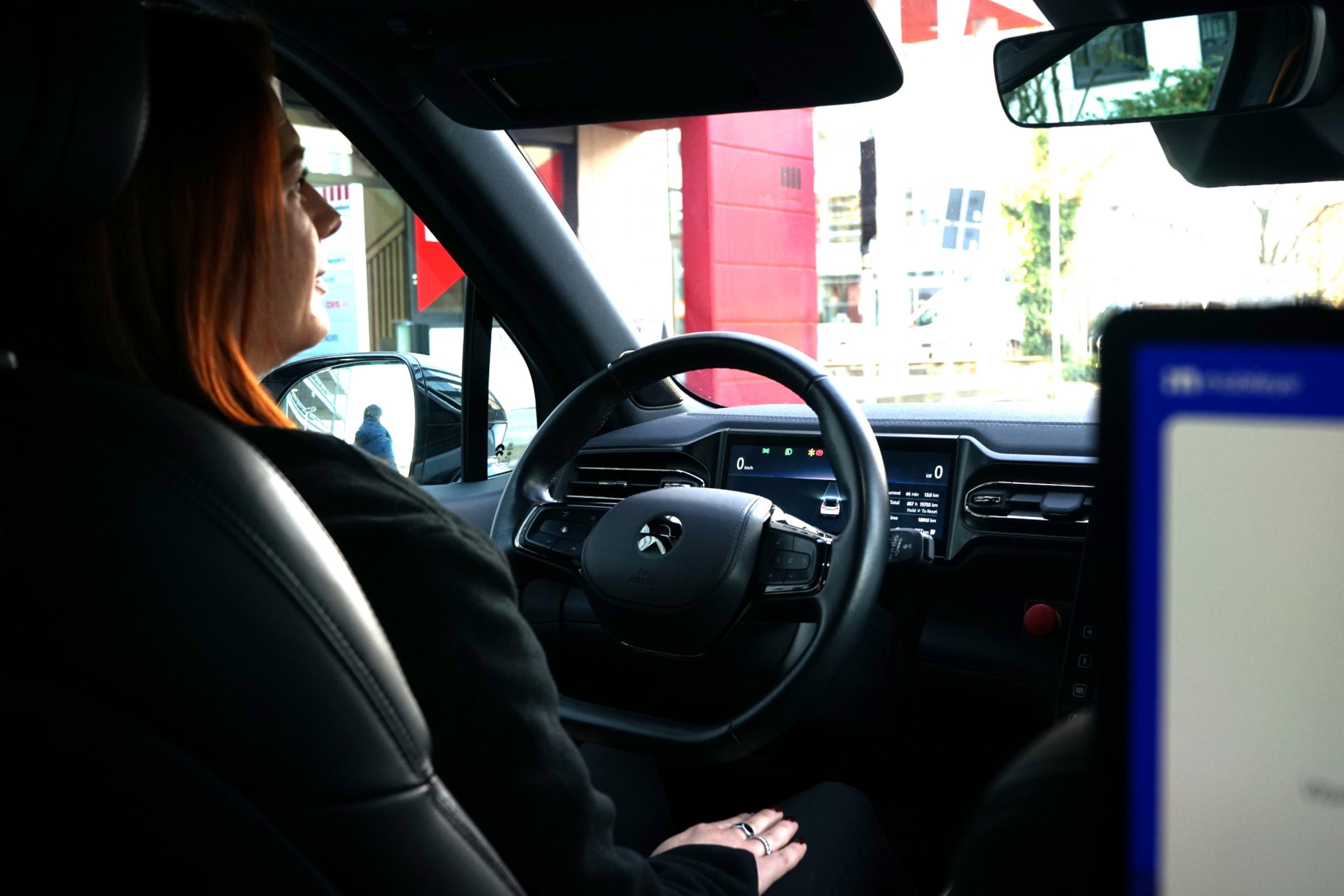 Die Sicherheitsfahrerin Louisa Stöhr muss nicht ans Steuer greifen, denn das Fahrzeug des Forschungsprojektes „Kira“ fährt auch ohne Fahrer durch Darmstadt. Das Forschungsprojekt testet den Einsatz autonomer Fahrzeuge im ÖPNV.