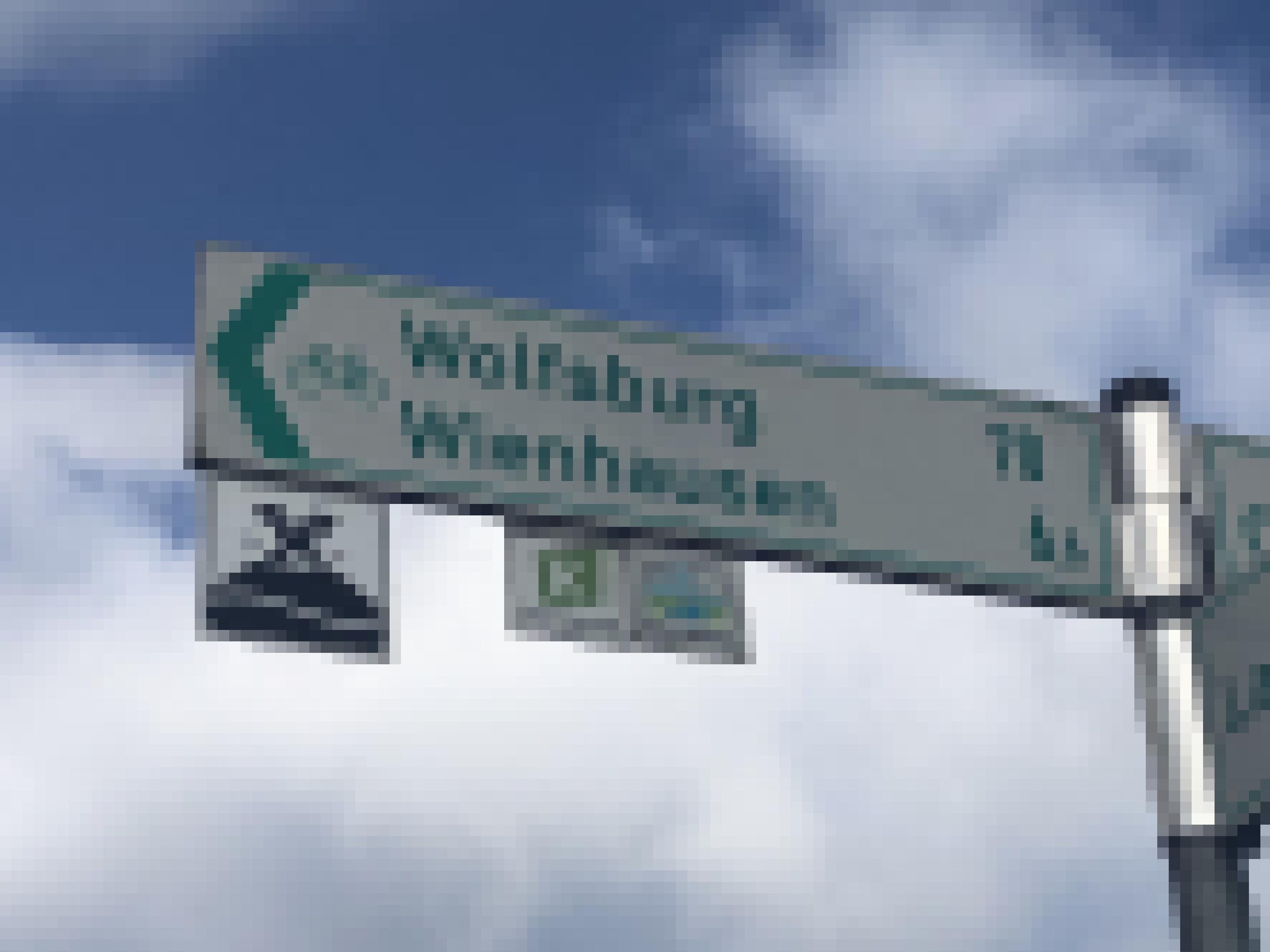 Das Bild zeigt ein Radwegeschild mit der Inschrift „Wolfsburg 70 Kilometer“. Das begrüßt unser Autor.