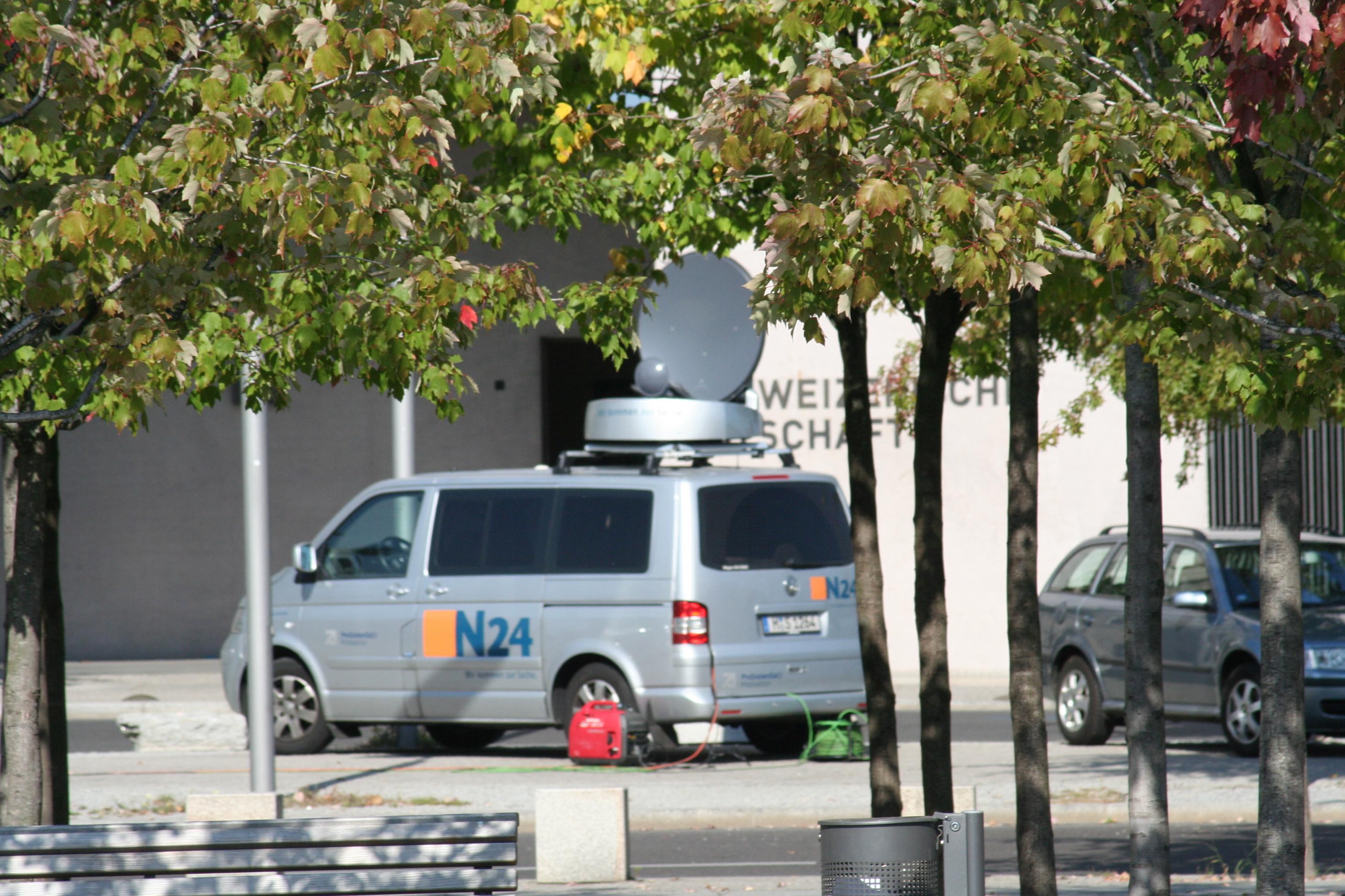 Fernsehübertragungswagen vor dem Bundeskanzleramt