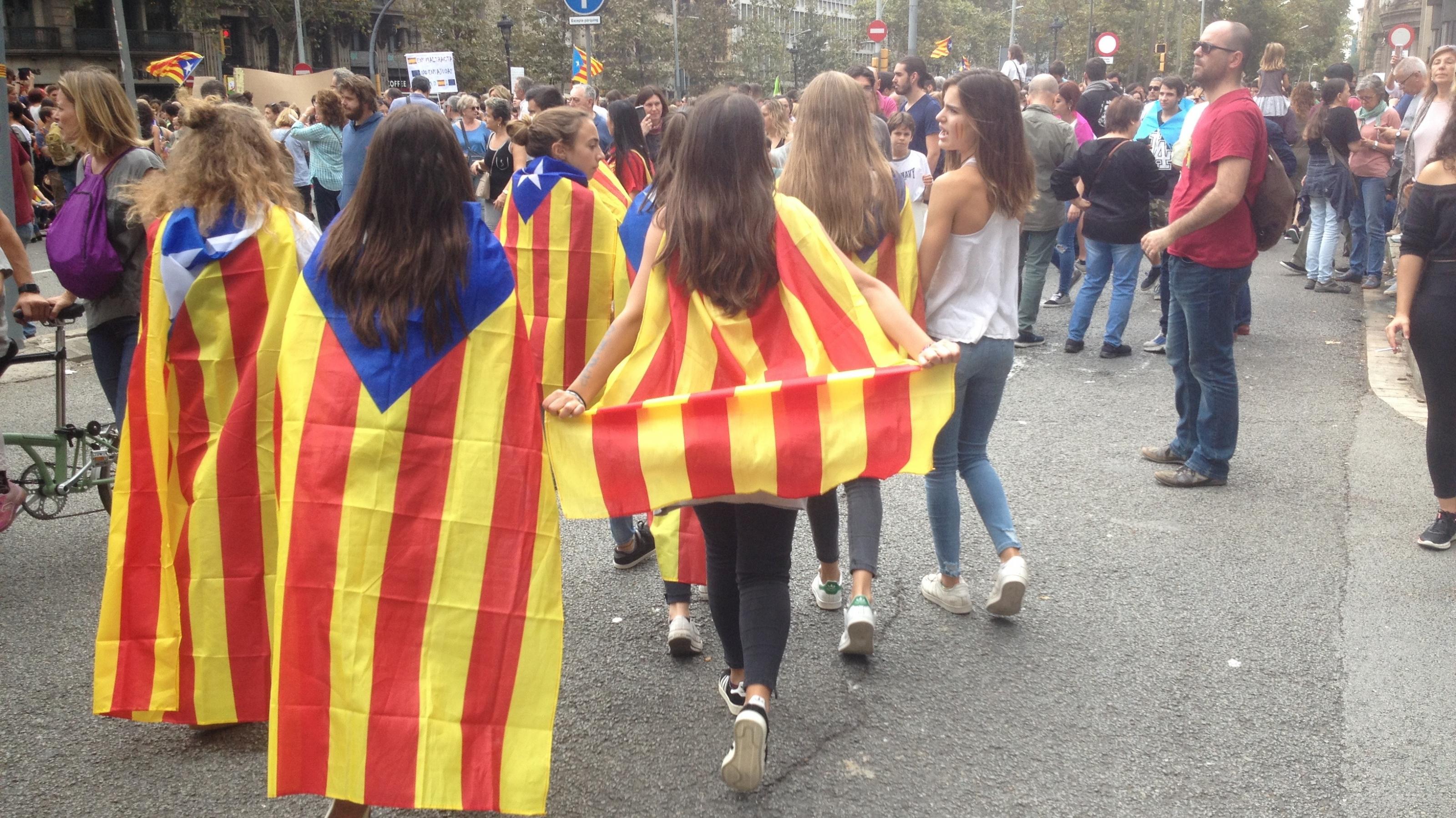Demonstranten mit Katalonien-Flagge.