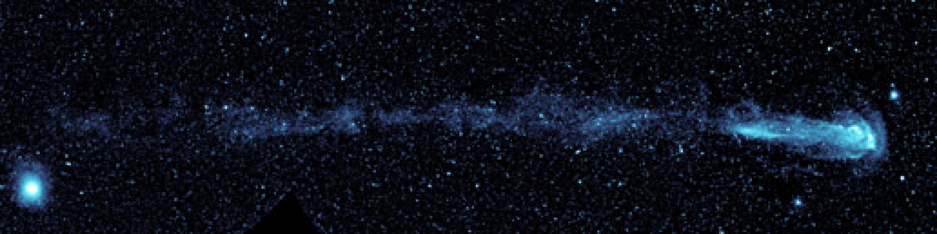 Vom Stern Mira rechts im Bild zieht sich abgestoßenes Material wie ein Schweif nach links.