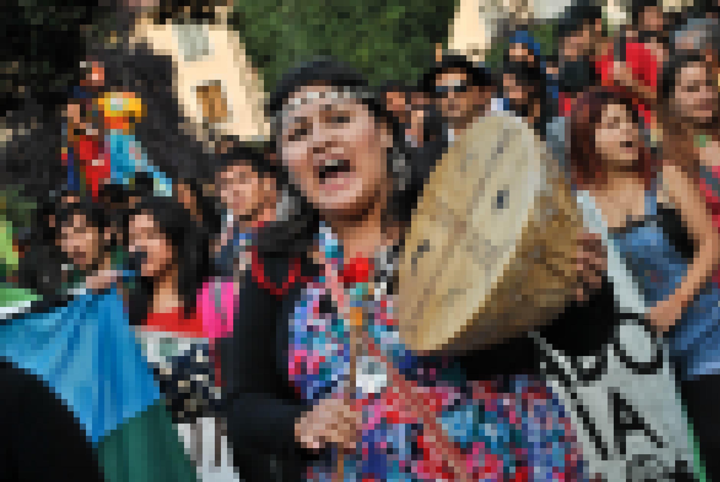 Eine Mapuche-Frau hält eine Trommel