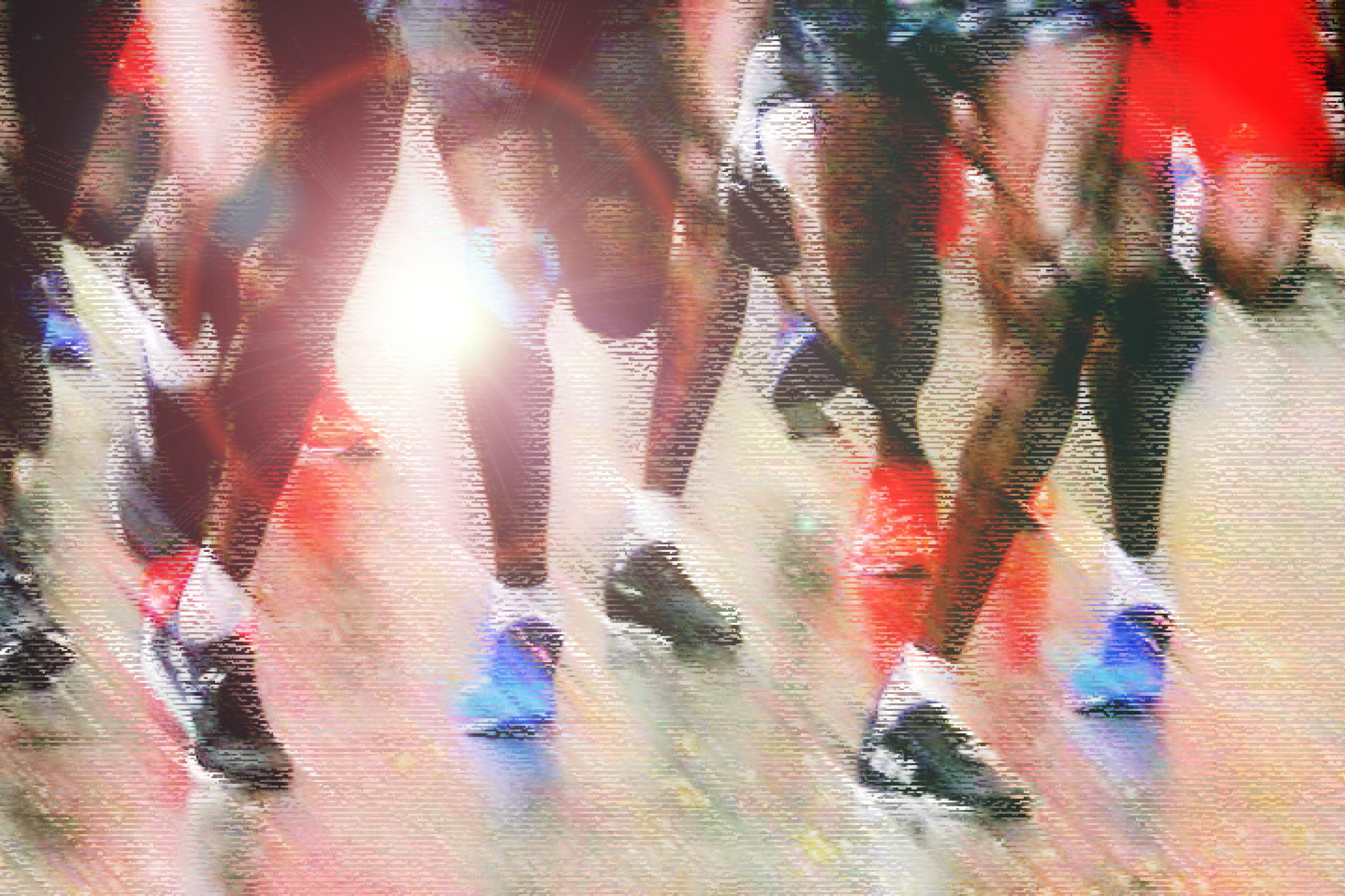 Rennende Beine in Sportdress mit Laufschuhen. Symbolbild: Spitzengruppe beim Marathonlauf