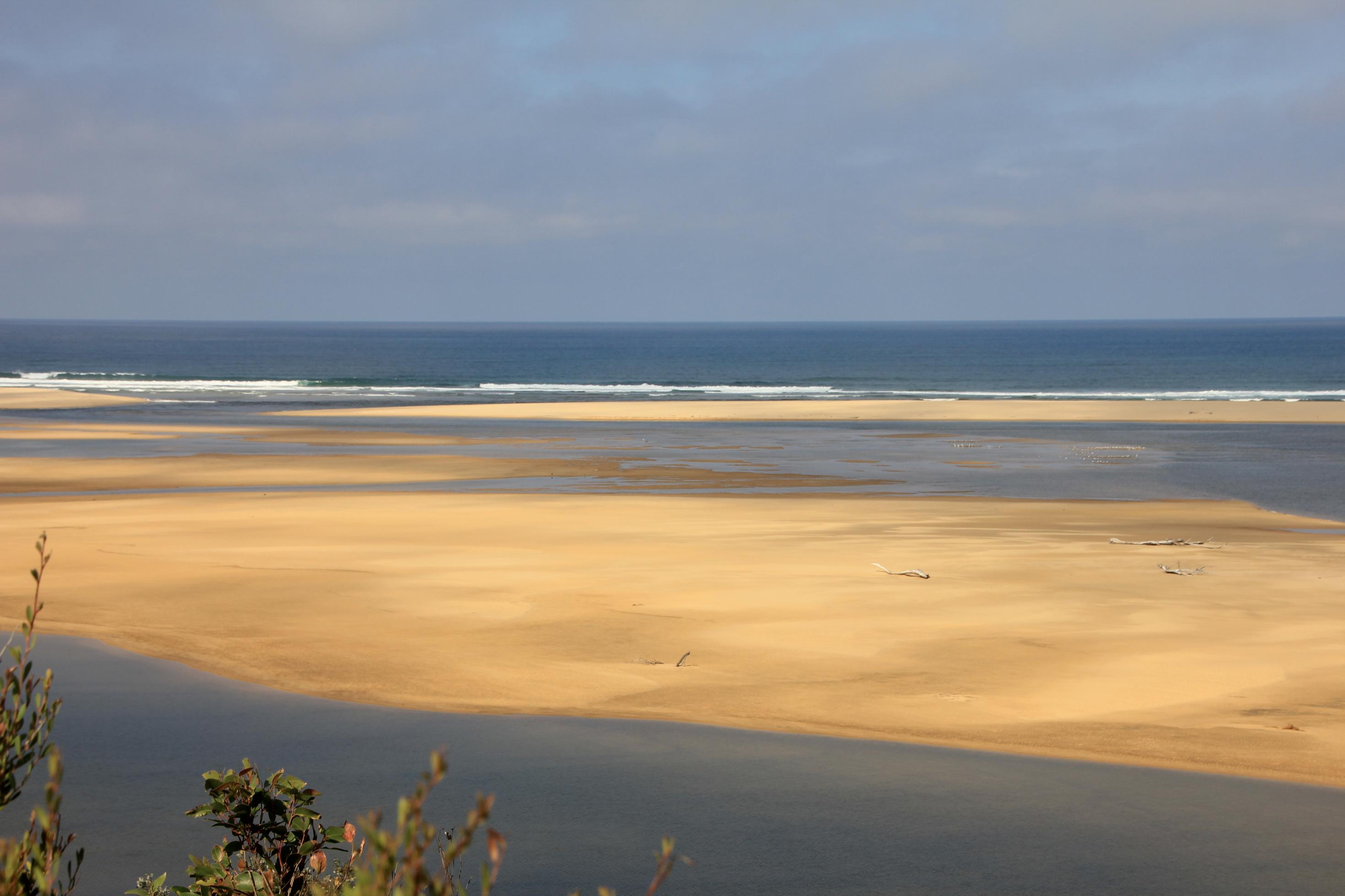 Mäandernder Snowy River bei Marlo an der Küste Victorias. Hier mündet der berühmte Fluß in den Ozean. Auch dieser Strand gehört zu den neuen besten 20 von Australien