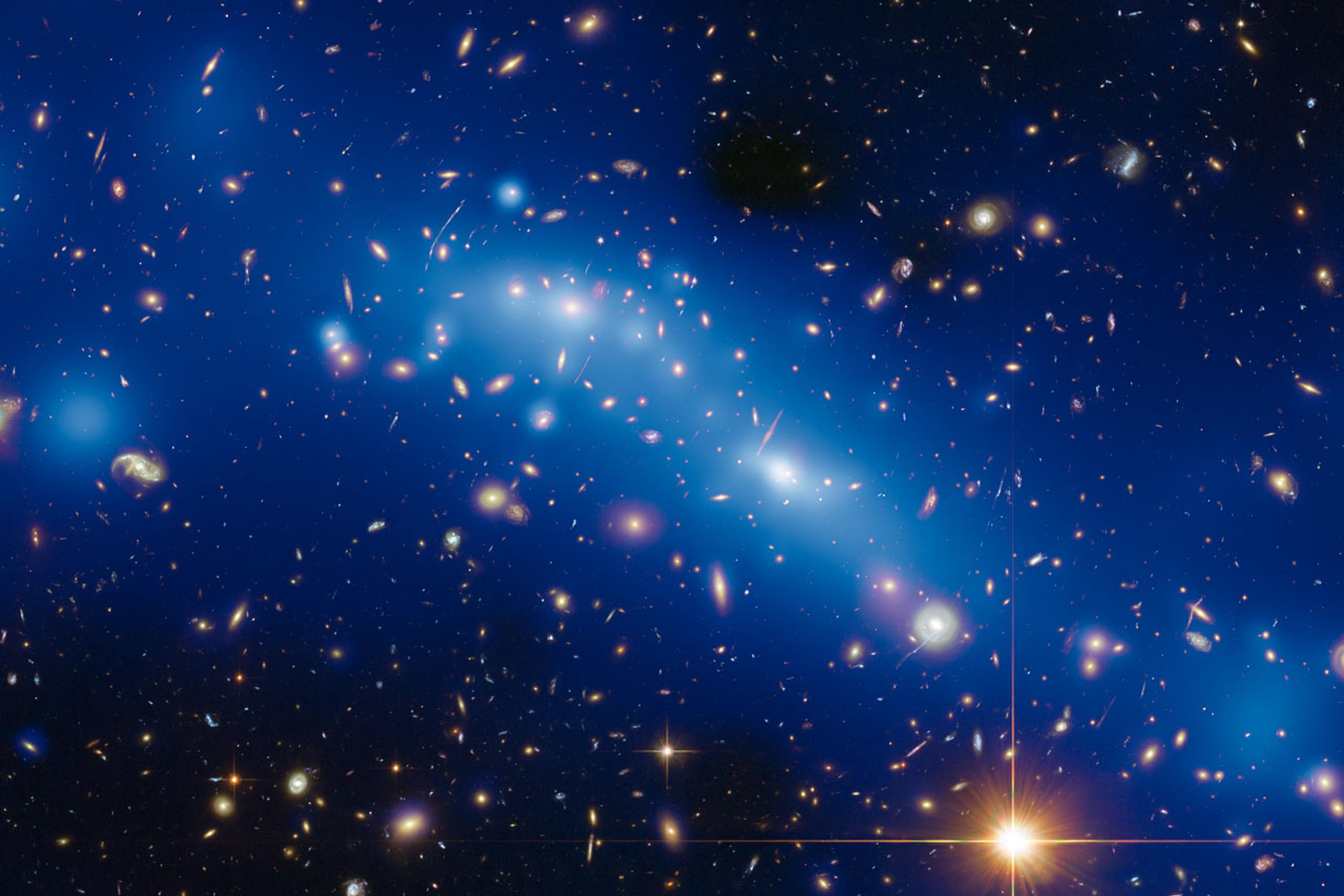 Die Massenverteilung im Galaxiencluster MCS J0416.1?2403, ermittelt aus Beoabchtungen mit dem Hubble-Weltraumteleskop und Modellierungen der Gravitationslinse.
