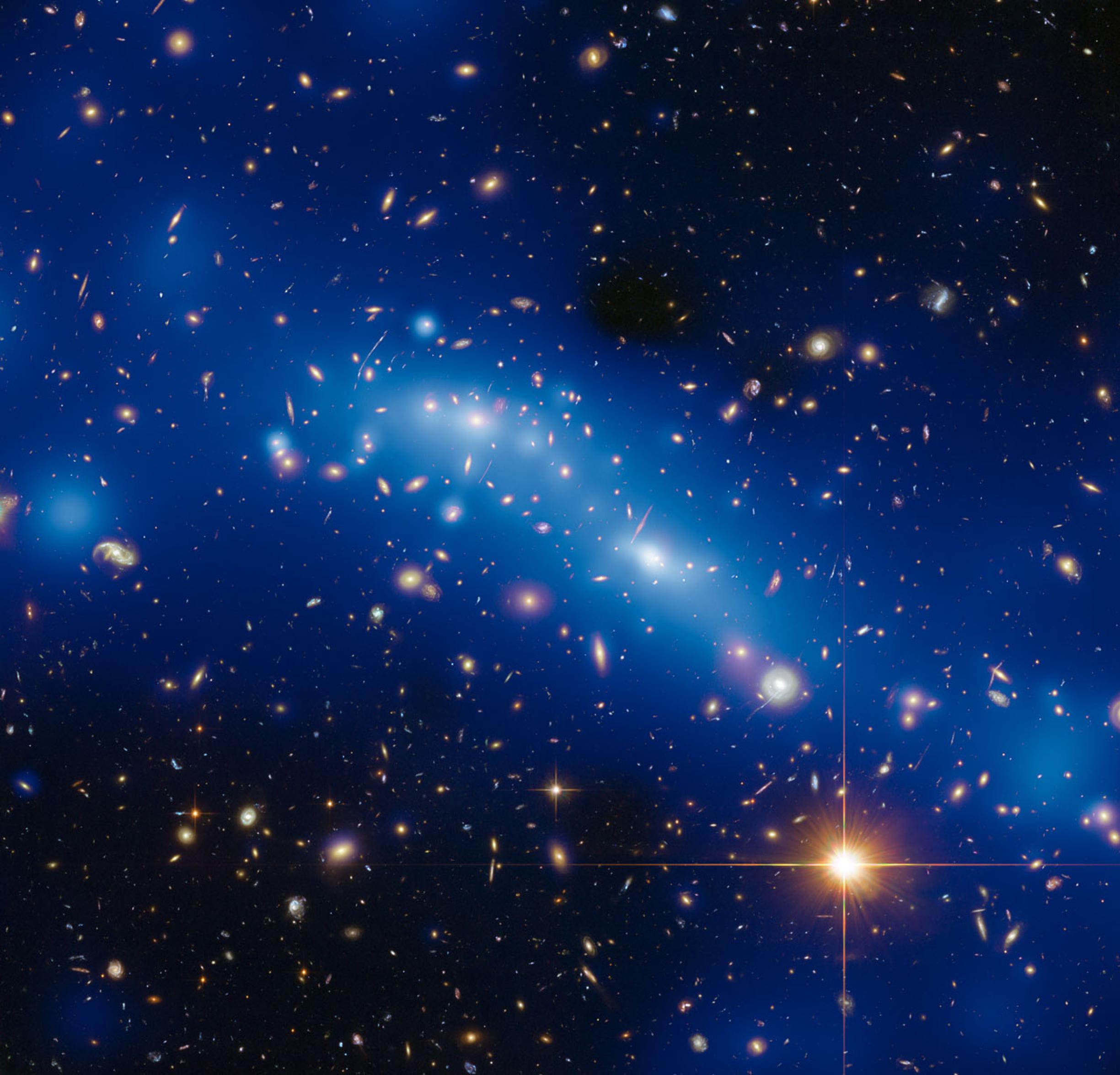 Die Massenverteilung im Galaxiencluster MCS J0416.1?2403, ermittelt aus Beoabchtungen mit dem Hubble-Weltraumteleskop und Modellierungen der Gravitationslinse.