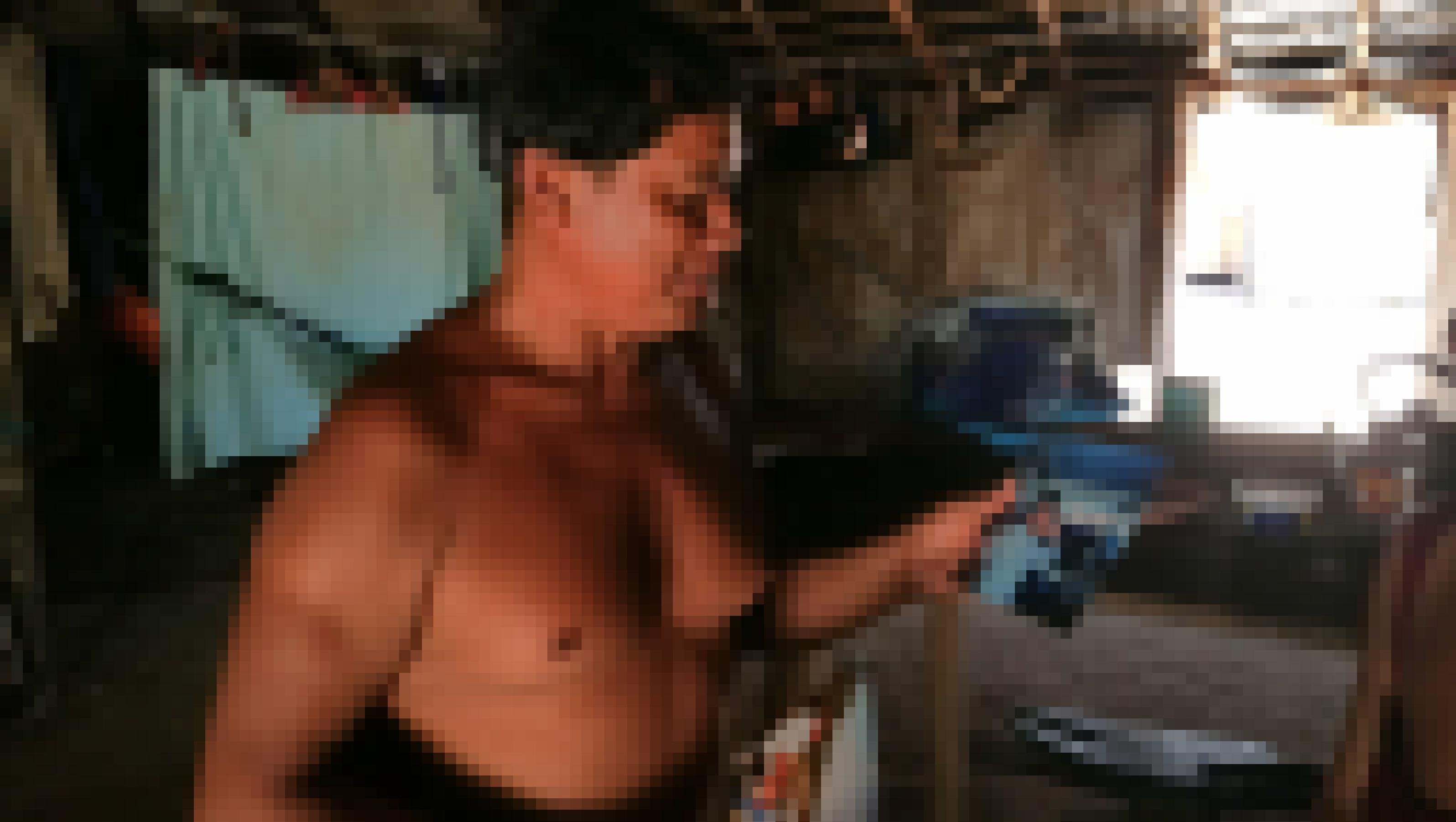 Mann mit nacktem Oberkörper blickt auf ein Foto, das ihn vor 22 Jahren zeigt und lächelt.