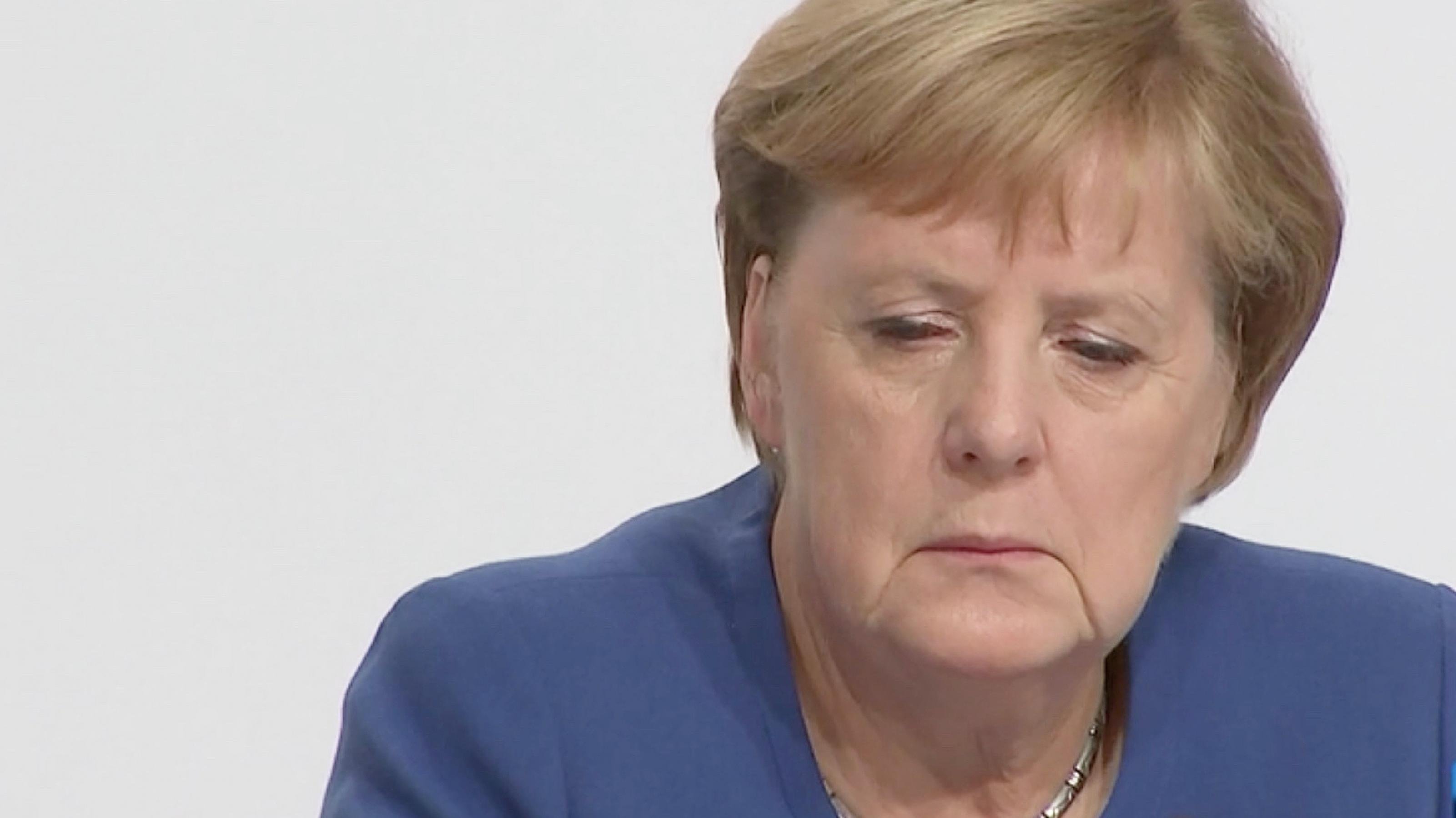 Bundeskanzlerin Angela Merkel (CDU) bei der Pressekonferenz zum Klimapaket der Bundesregierung am 20.9.2019. Auf dem Bild blickt sie schräg nach unten und sieht müde aus.