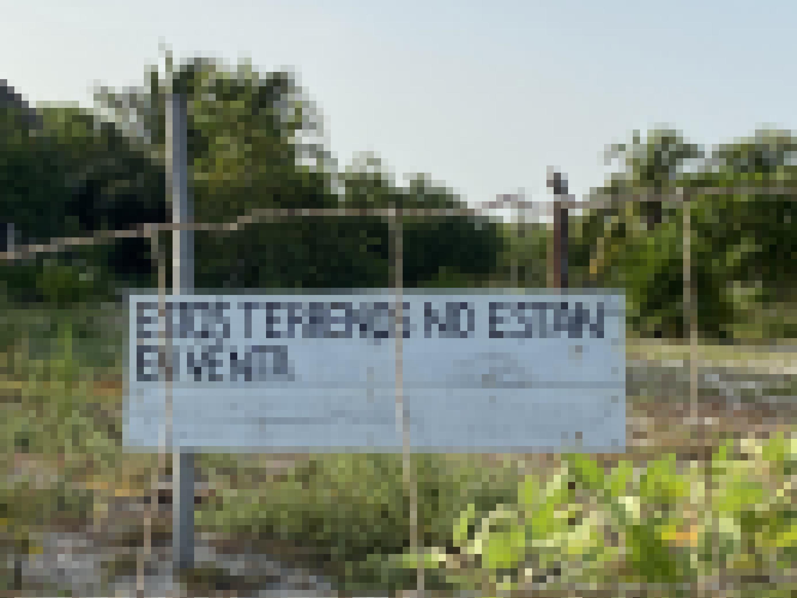 Ein Schild mit der Aufschrift „nicht zum Verkauf“ vor einem brachliegenden Grundstück. Spekulanten und Betrüger versuchen oft, arglosen Touristen Grundstücke zu verkaufen.