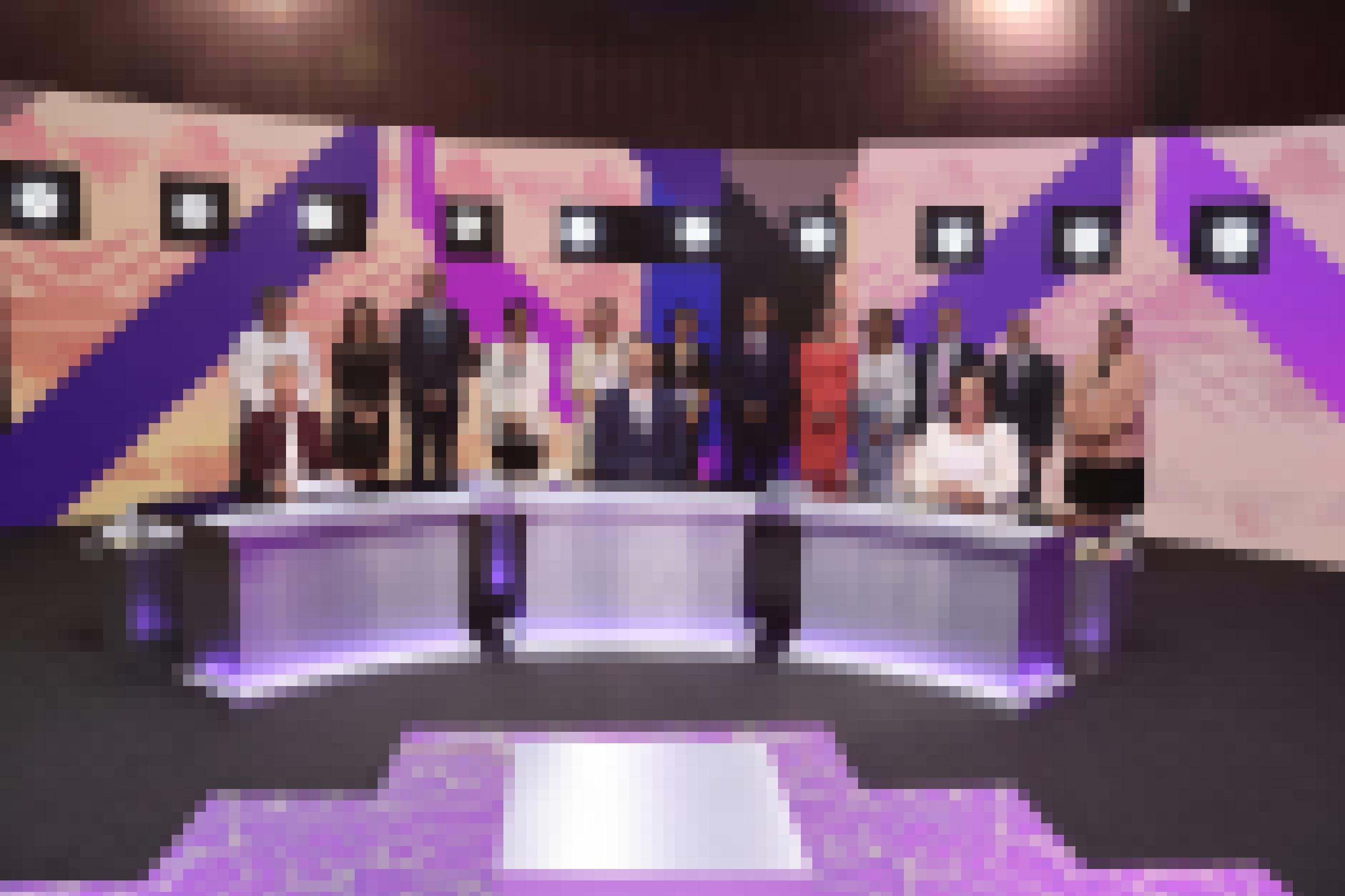 Im Vordergrund die drei Kandidatïnnen Maynez, Sheinbaum und Gálvez, dahinter die Journalistïnnen und Organisatoren des Wahlinstituts INE am Set der TV-Debatten.