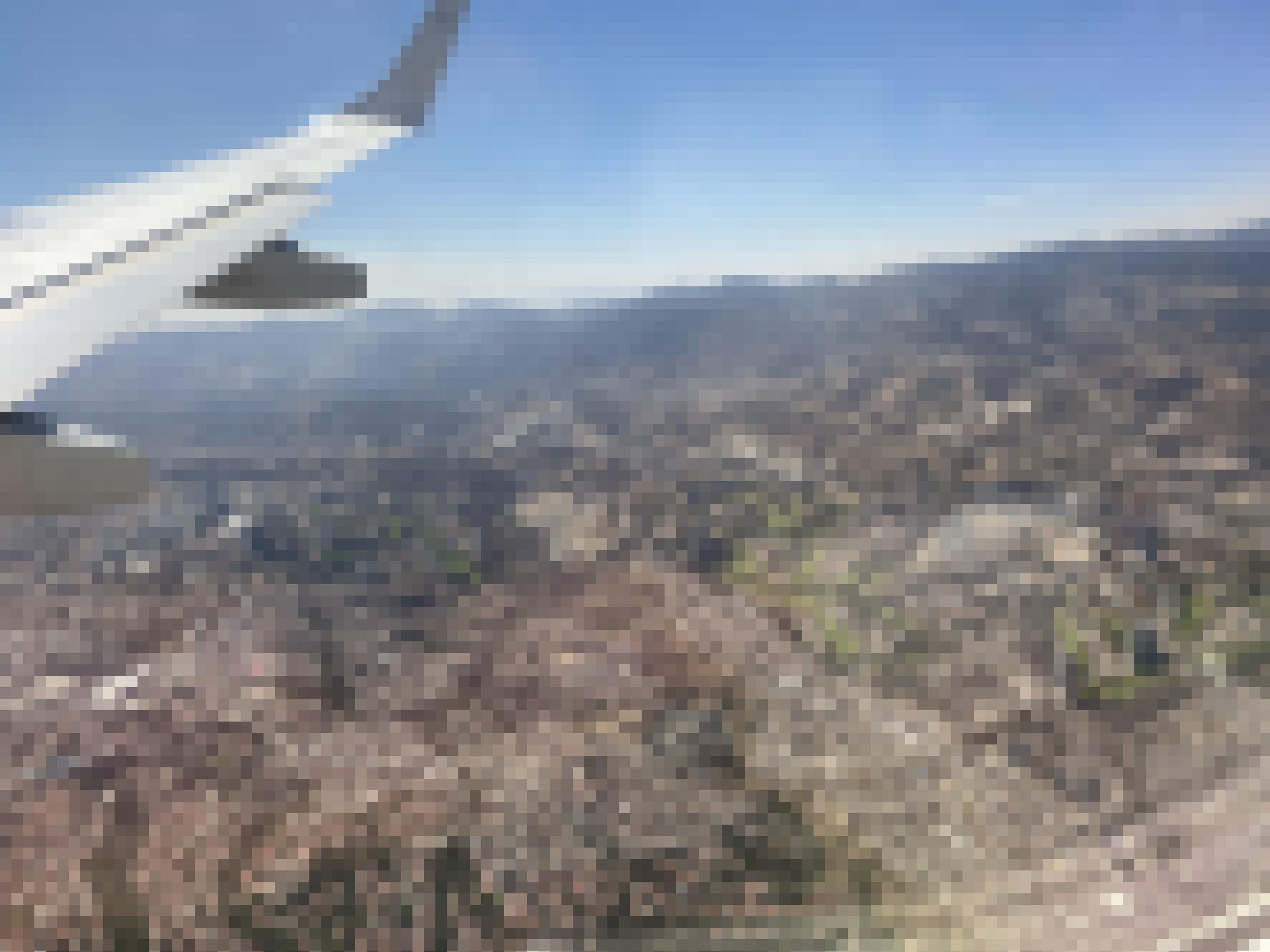 Ein Luftbild aus dem Flugzeug zeigt das Reichenviertel Santa Fe im März 2024 aus der Luft. Dort sind die Gärten noch grün. In den tiefergelegenen Armenvierteln hingegen ist alles braun und trocken.