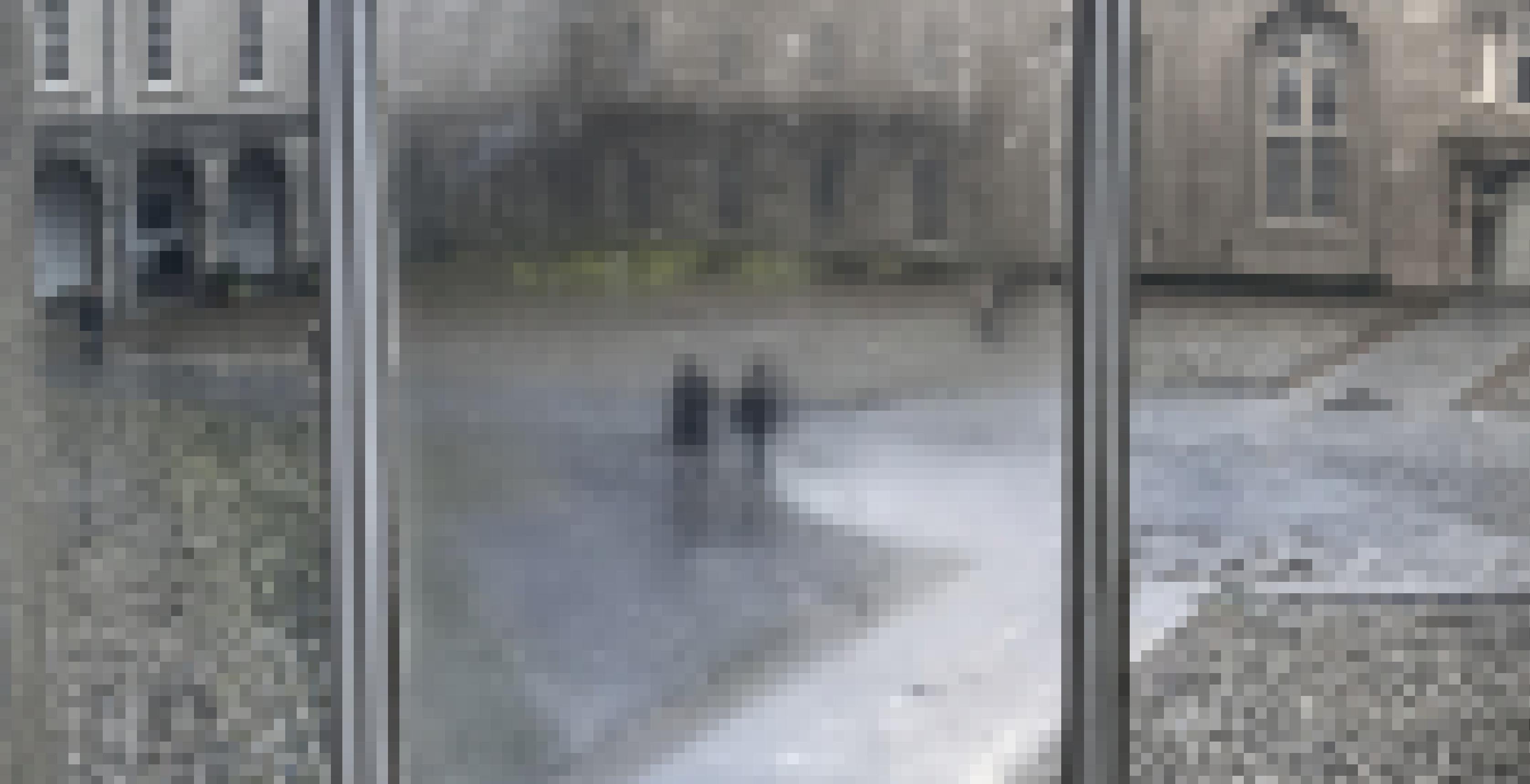 Blick auf zwei Spaziergänger hinter einer Milchglasscheibe des Irish Museum of Modern Art, Dublin.