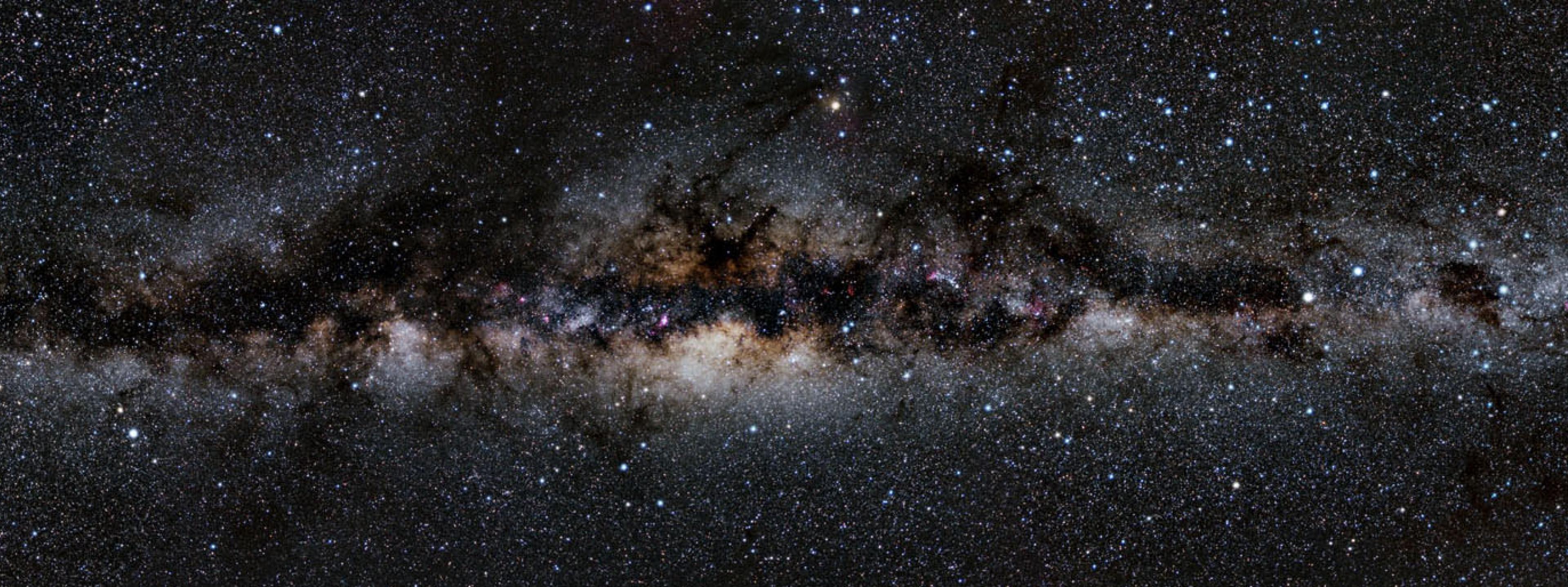 Ein Blick in den Nachthimmel auf die Milchstraße.