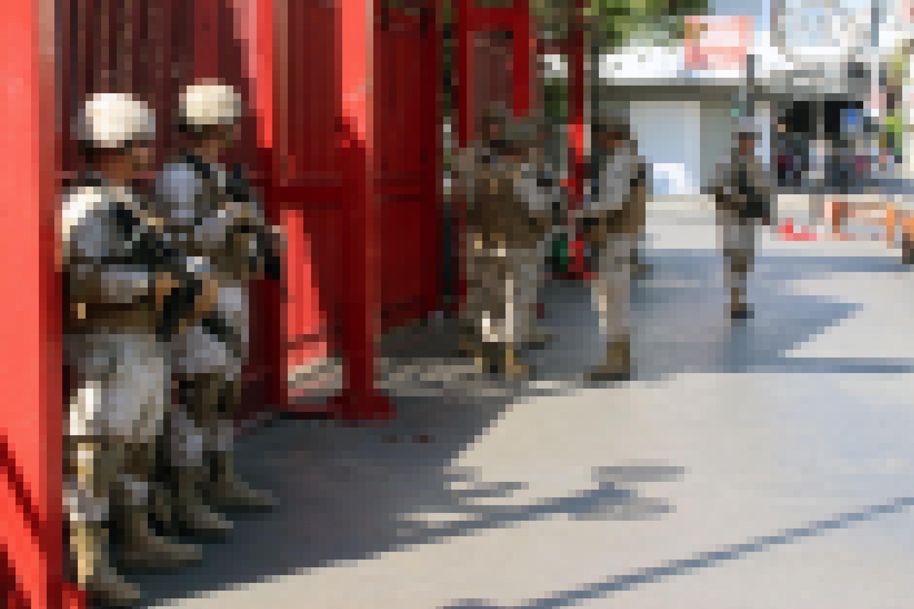 eine Gruppe von Soldaten, die in einer Reihe stehen [AI]