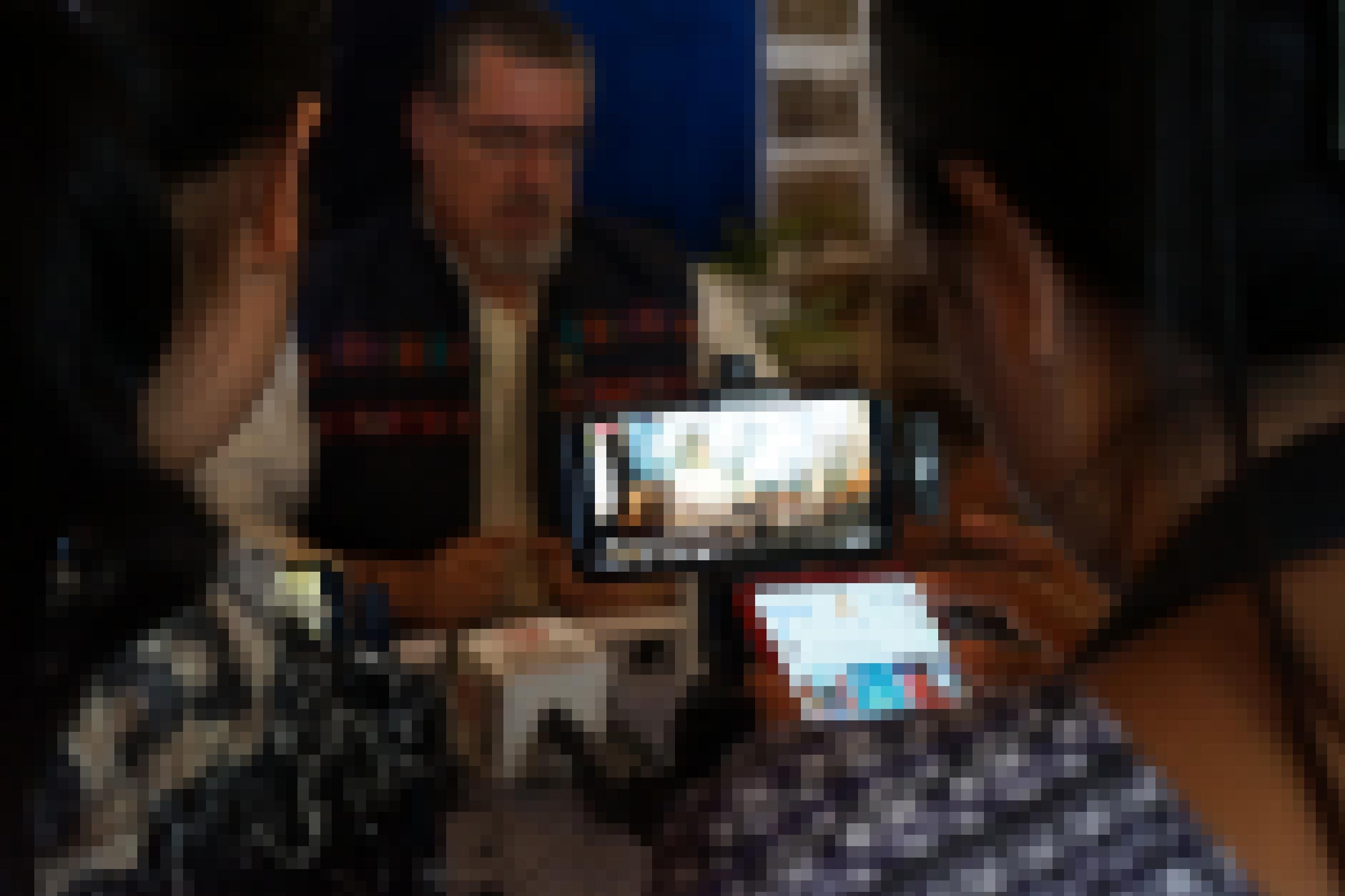 Indigene Reporterïnnen filmen mit ihren Handies eine Pressekonferenz des guatemaltekischen Präsidentschaftskandidaten Arevalo im September 2023.