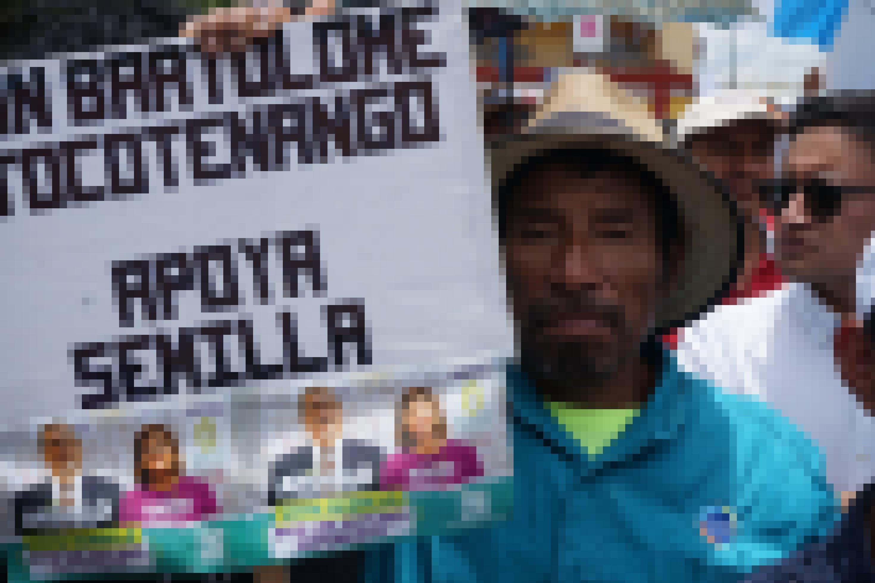 Ein älterer indigener Mann aus Guatemala hält ein Unterstützerplakat für Arévalo in die Kamera.