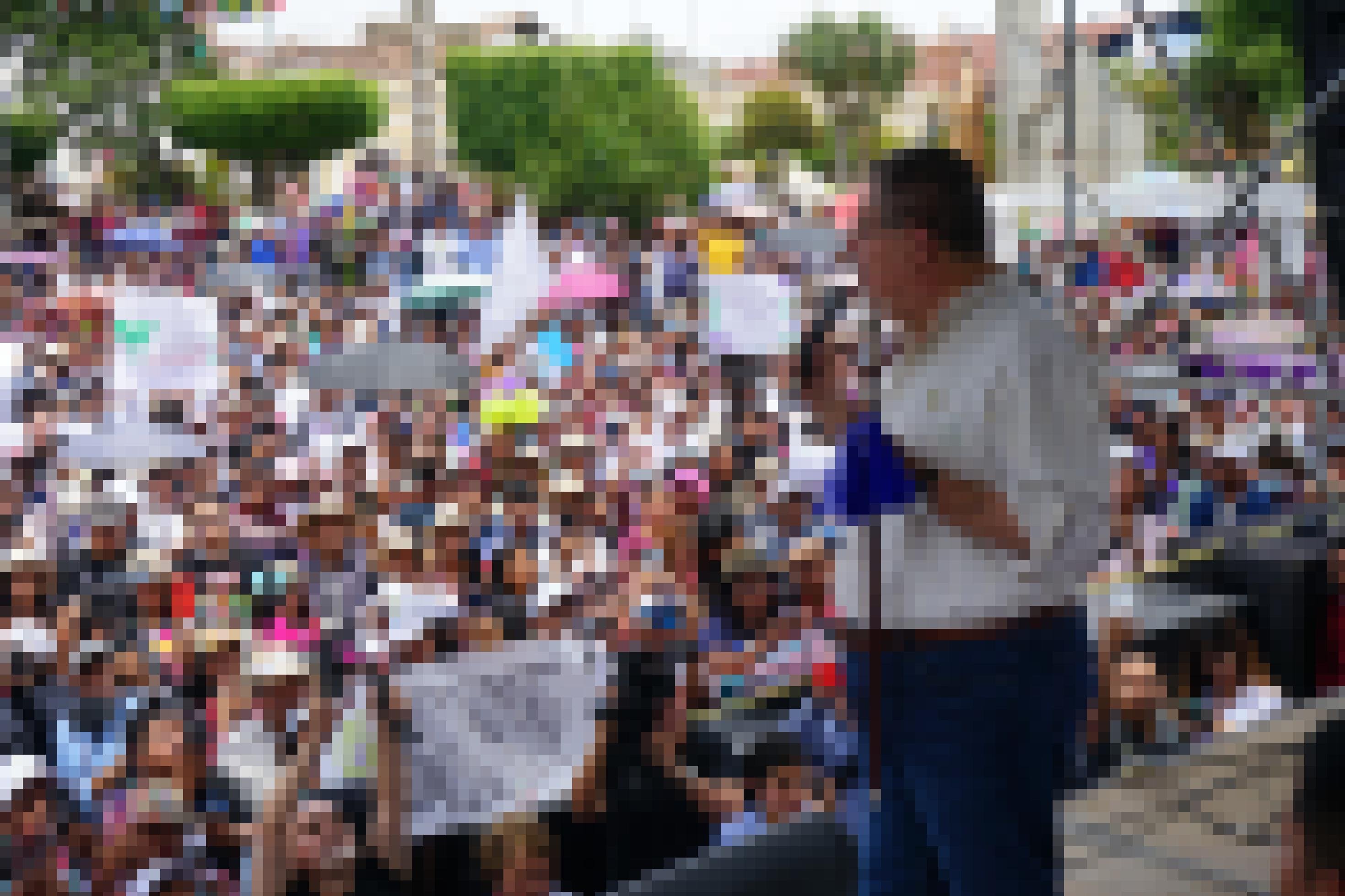Präsidentschaftskandidat Arévalo spricht auf der Bühne zu einer Menschenmenge in Guatemala.