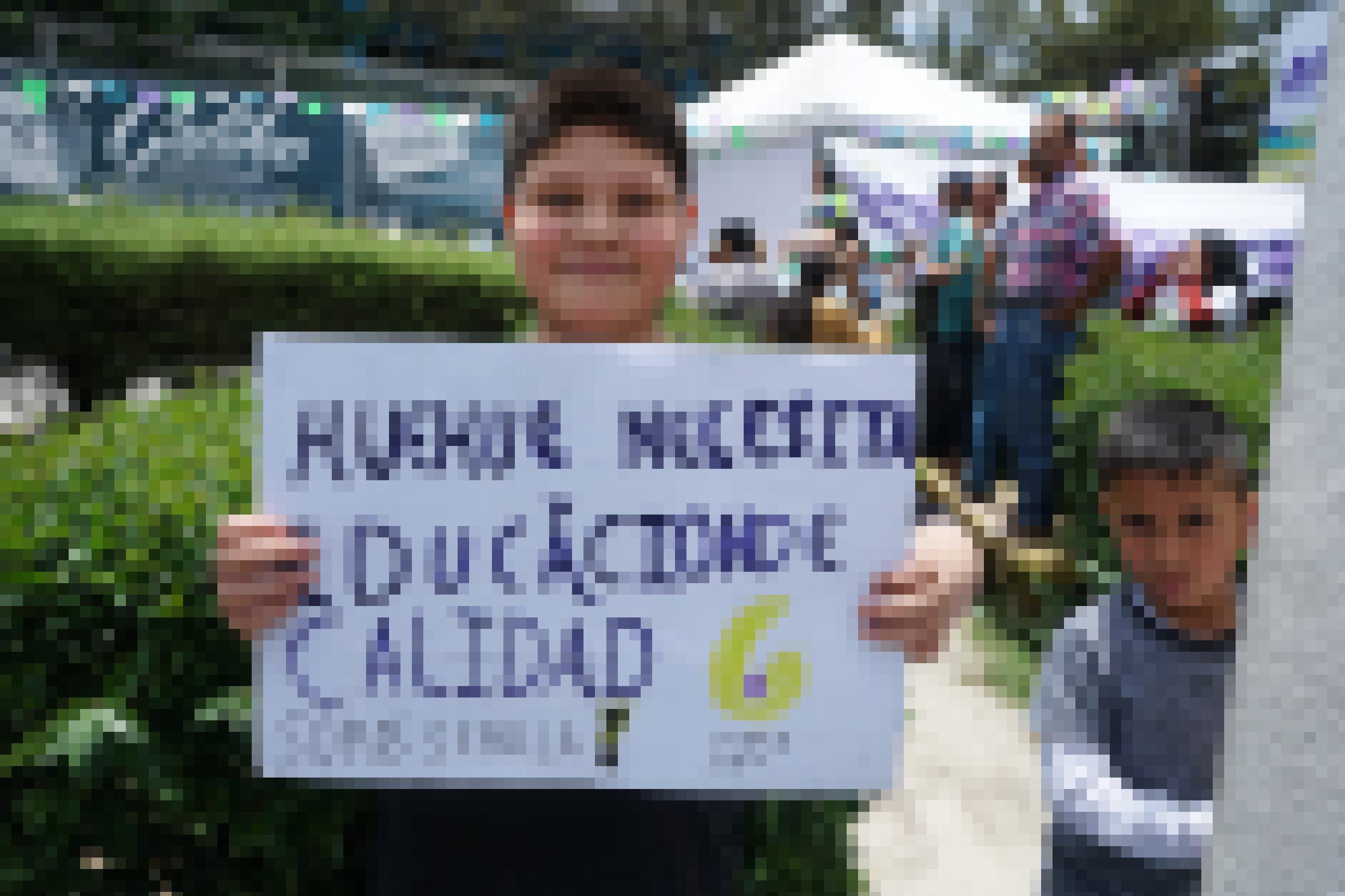 Ein Primarschüler mit einem selbstgemalten Plakat, das eine bessere Bildung fordert.