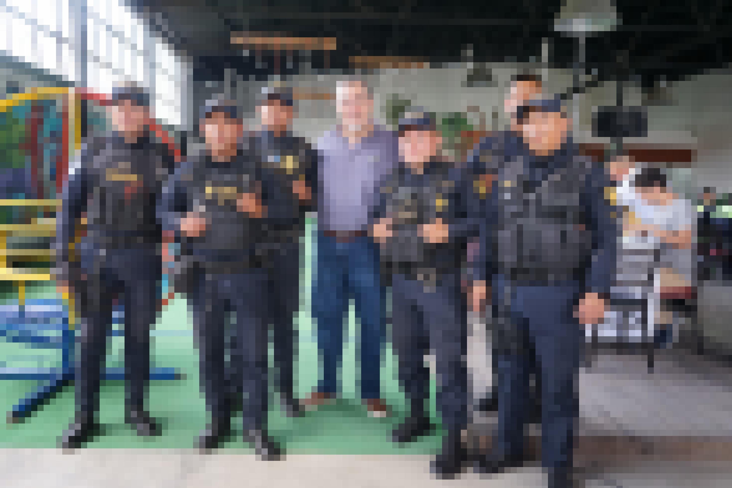 Arévalo umgeben von Polizisten während des Wahlkampfs in Guatemala.