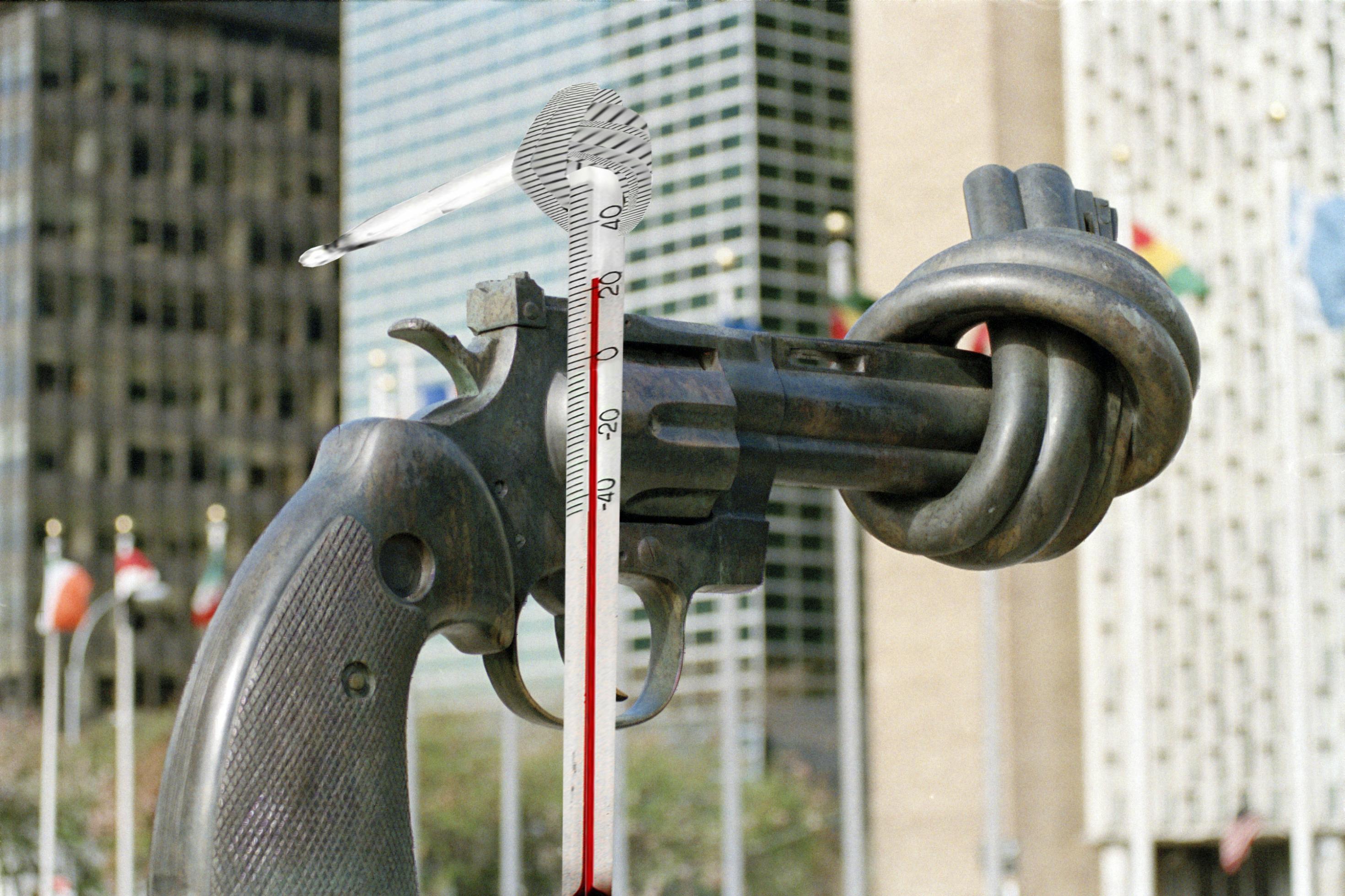 Eine Collage auf der Basis eines Fotos, das vor dem Hauptquartier dr Vereinten Nationen in New York aufgenommen wurde. Darauf wurde die Grafik eines verknoteten Thermometers appliziert. – 
Der Revolver mit dem Knoten im Lauf ist ein Wahrzeichen vor dem UN-Gebäude in Manhattan. Steht dort bald auch die Statue eines Thermometers mit einen Knoten?