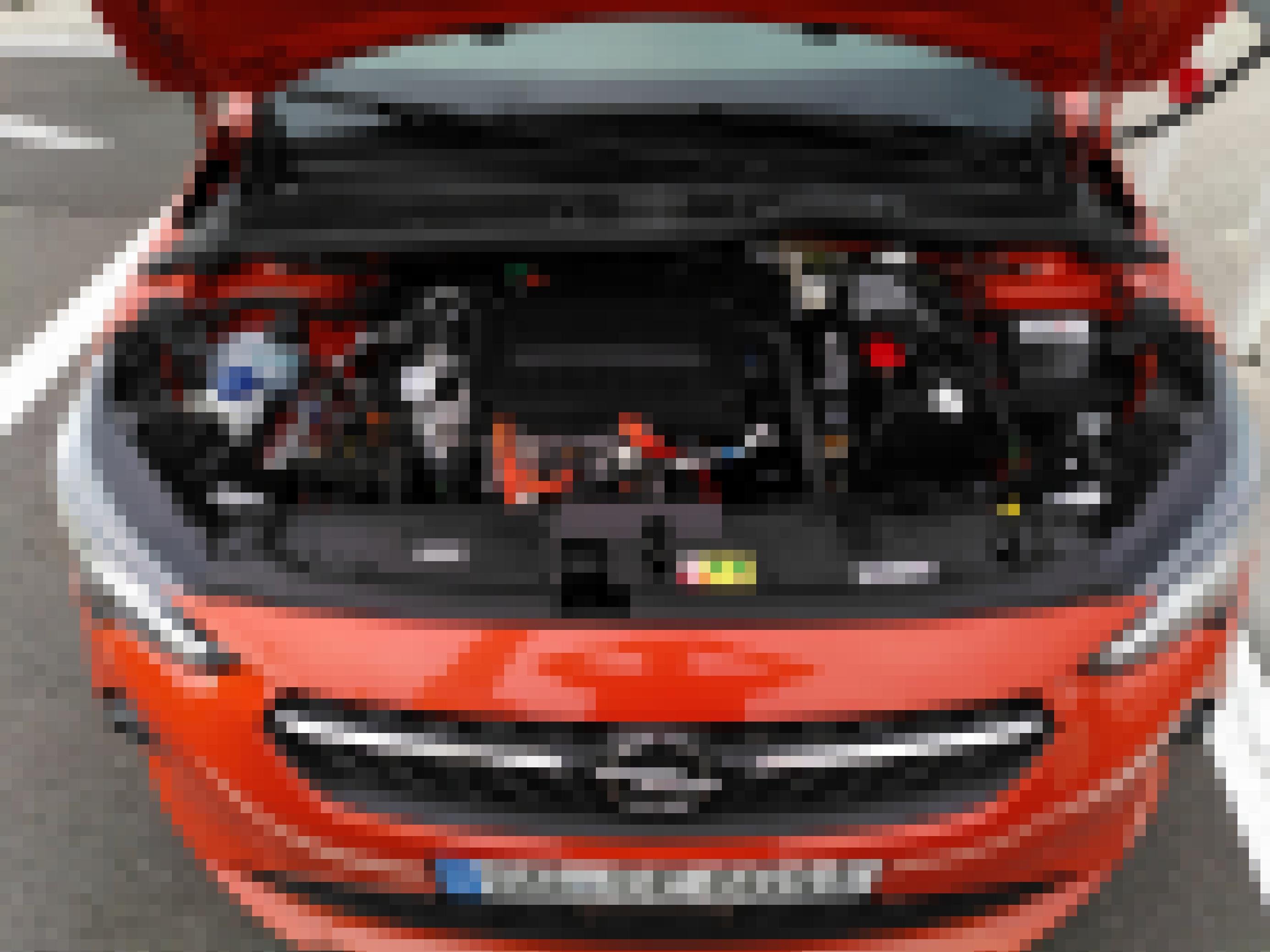 Blick in den Motorraum eines Opel Corsa-E