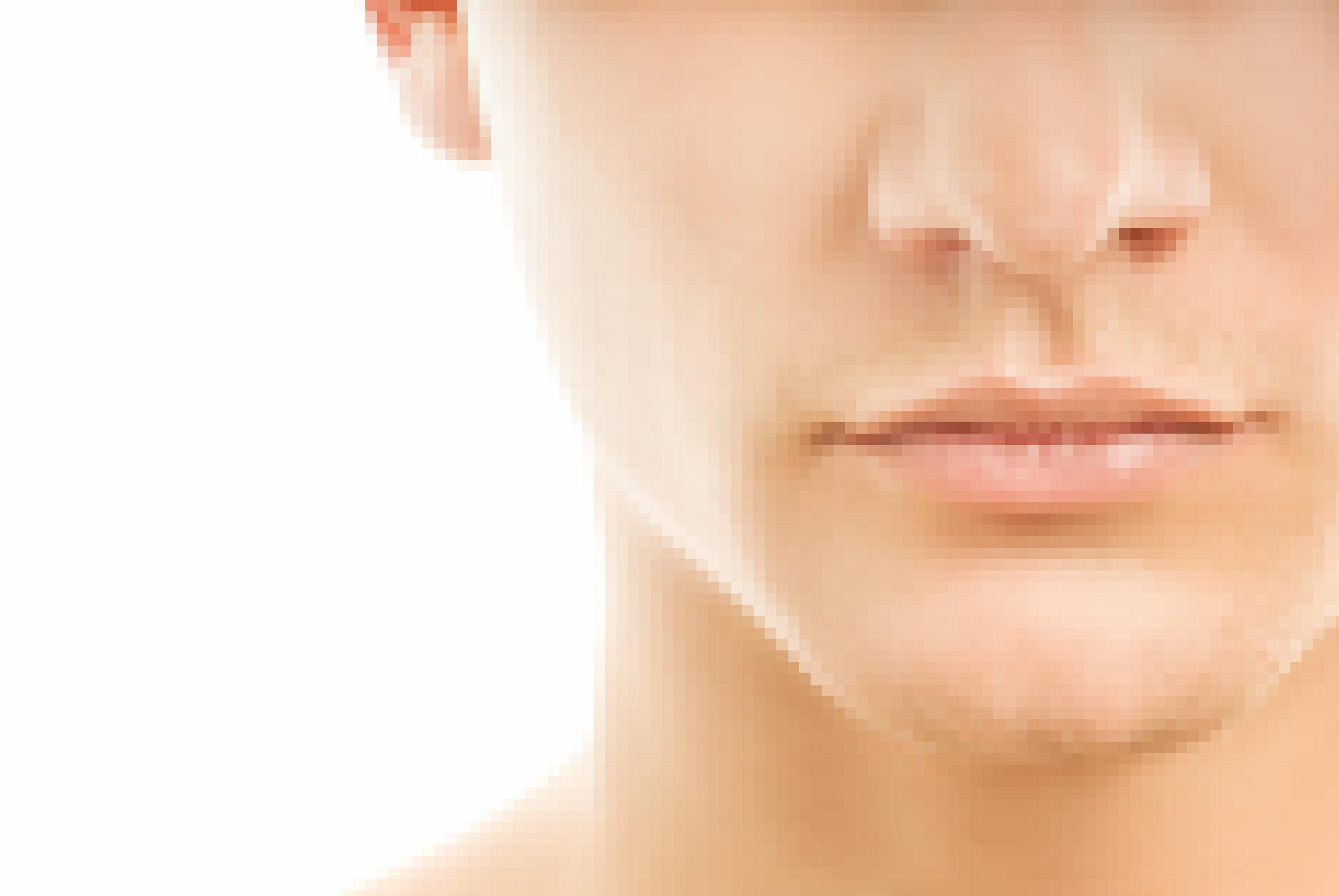 Nahaufnahme eines männlichen Gesichts, das im Ausschnitt Mund, Nase und ein Ohr zeigt.