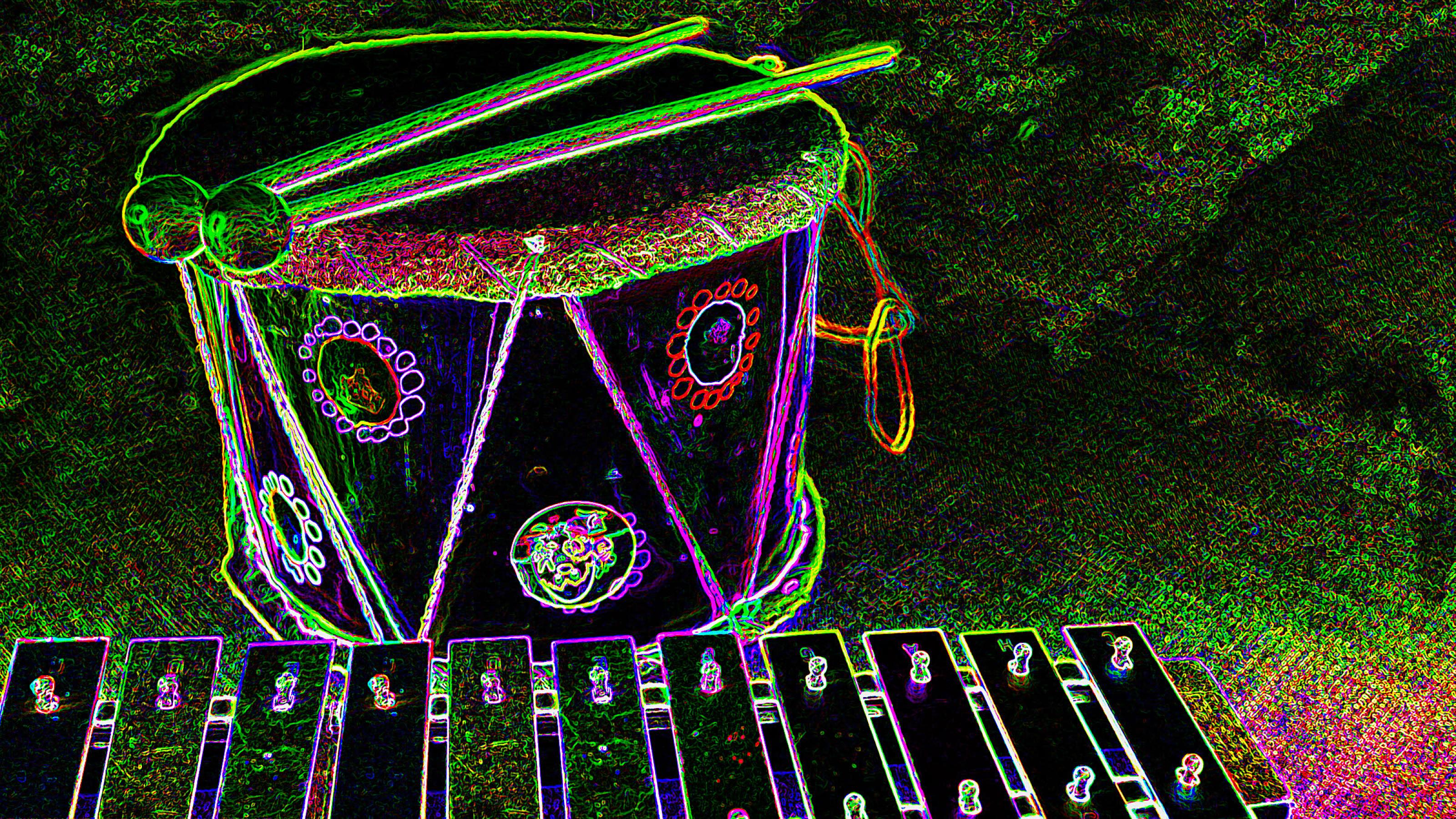 Stark verfremdete Aufnahme einer Trommel zusammen mit einem Glockenspiel. Ein Filter hat die Konturen auf dem Bild wie mit vielfarbigem Neonlicht verstärkt. Text dazu: Die Grundzüge von Rhythmus und Melodie lassen sich auch schon mit einfachen Instrumenten spielen.