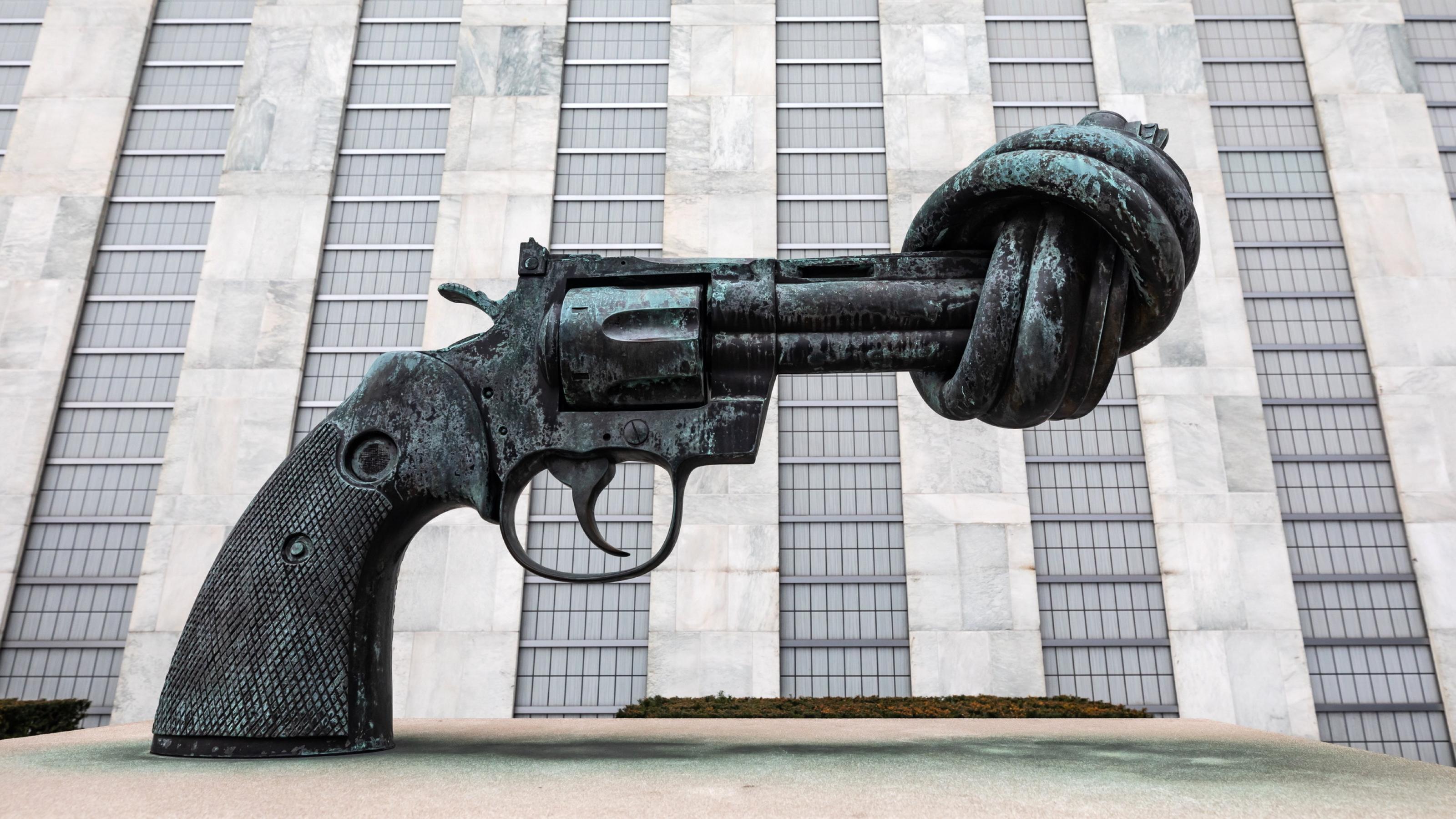 Ein Revolver mit verknotetem Lauf vor dem Gebäude der Vereinten Nationen ist ein Sinnbild für Gewaltlosigkeit.
