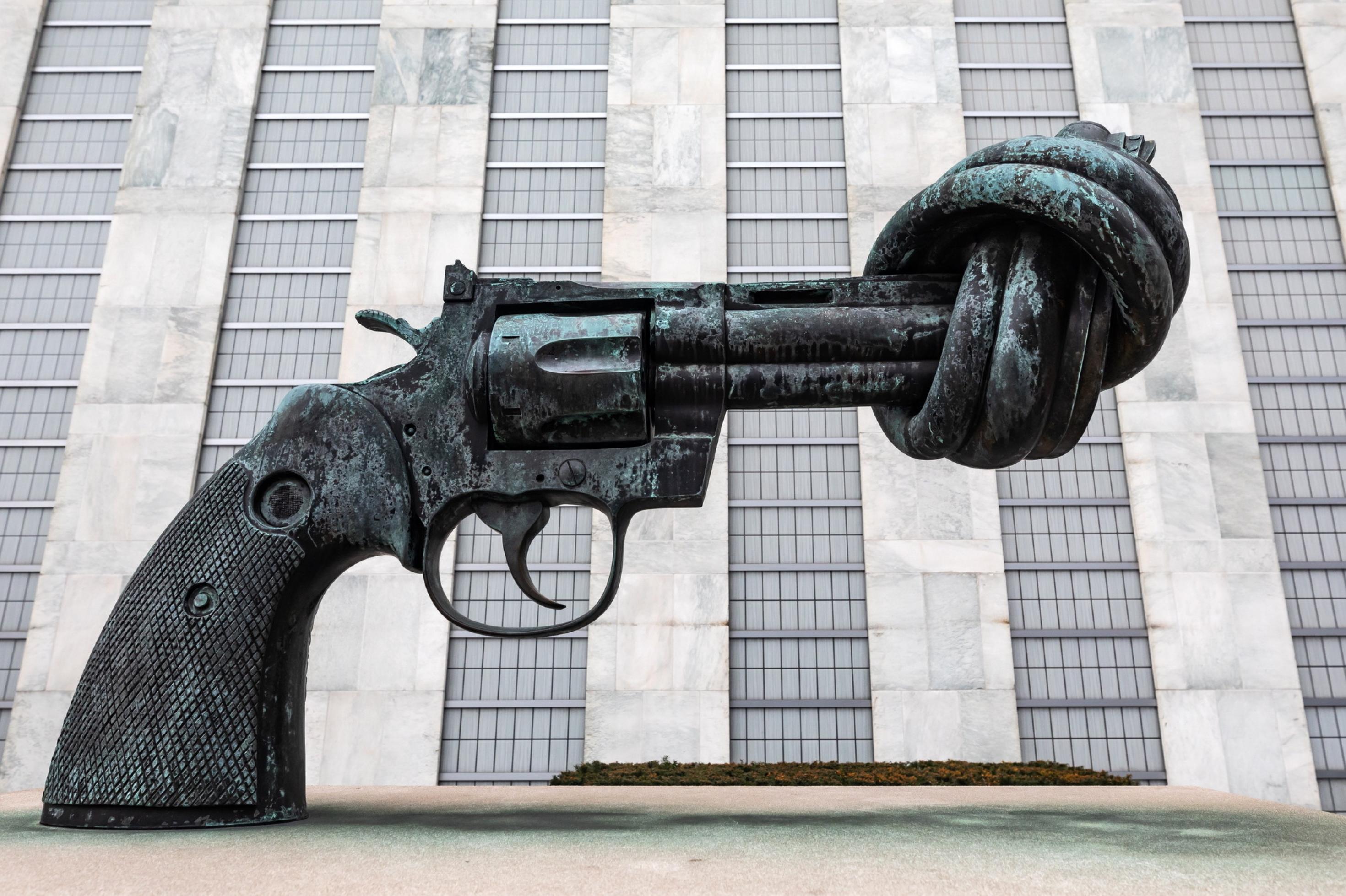 Ein Revolver mit verknotetem Lauf vor dem Gebäude der Vereinten Nationen ist ein Sinnbild für Gewaltlosigkeit.