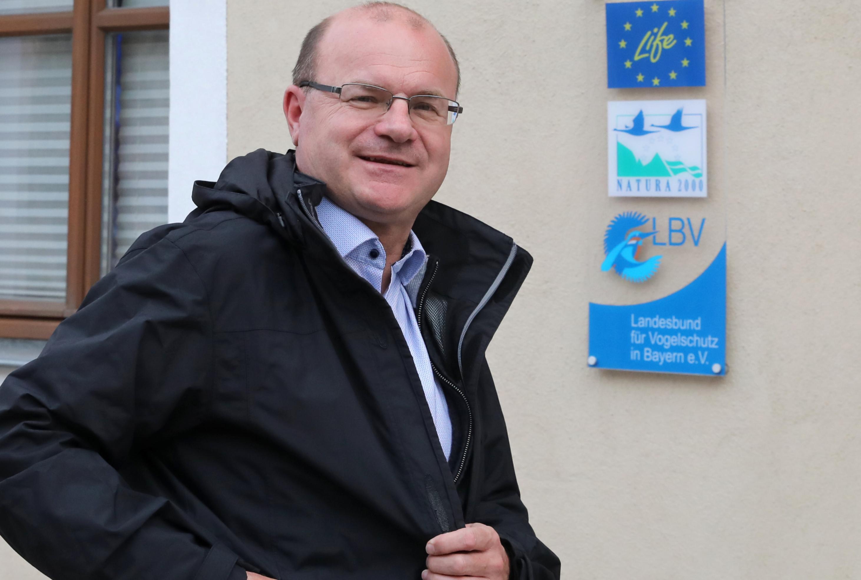 Porträt Schäffer vor einem Naturschutzschild