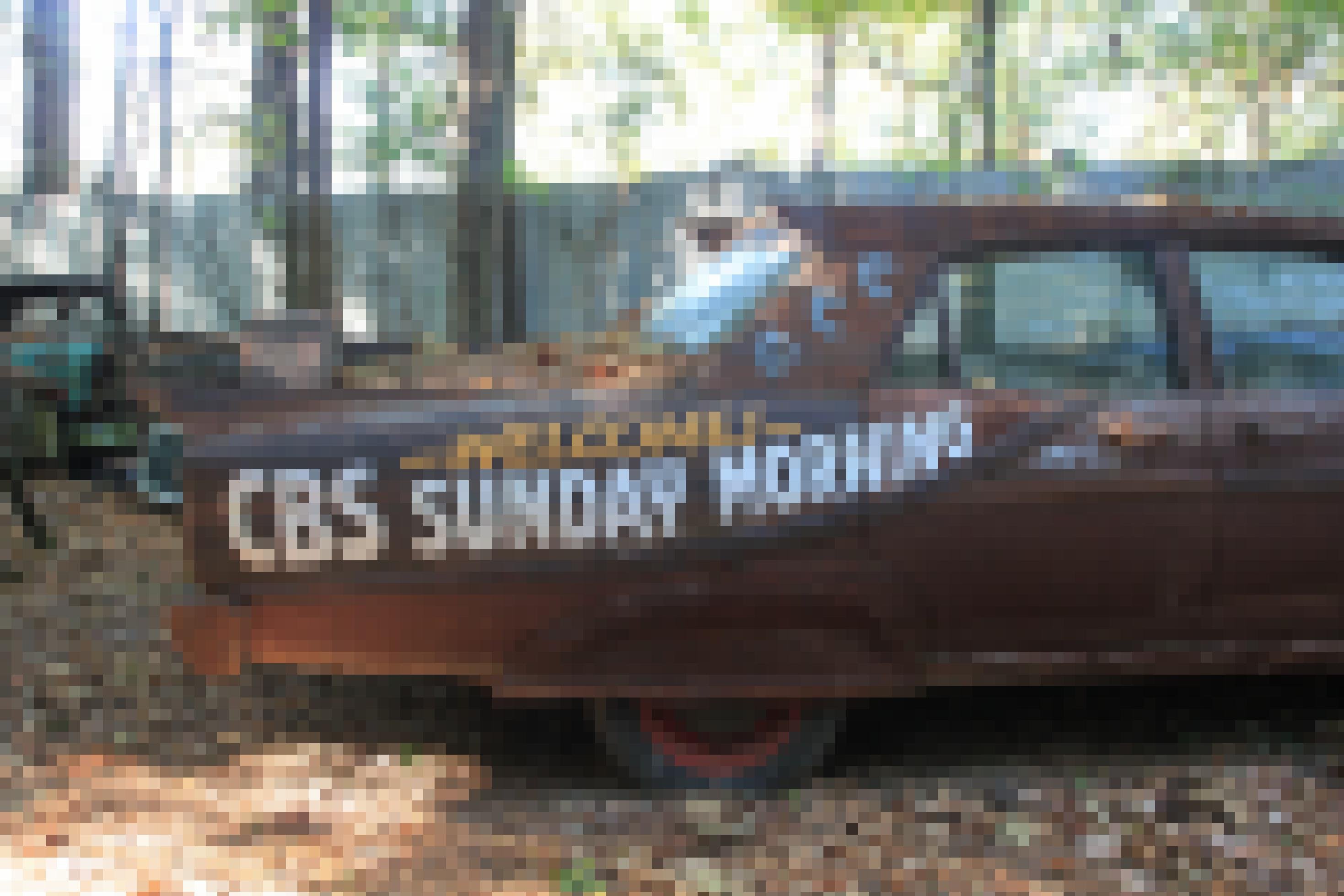 Ein Auto mit der Aufschrift „CBS“