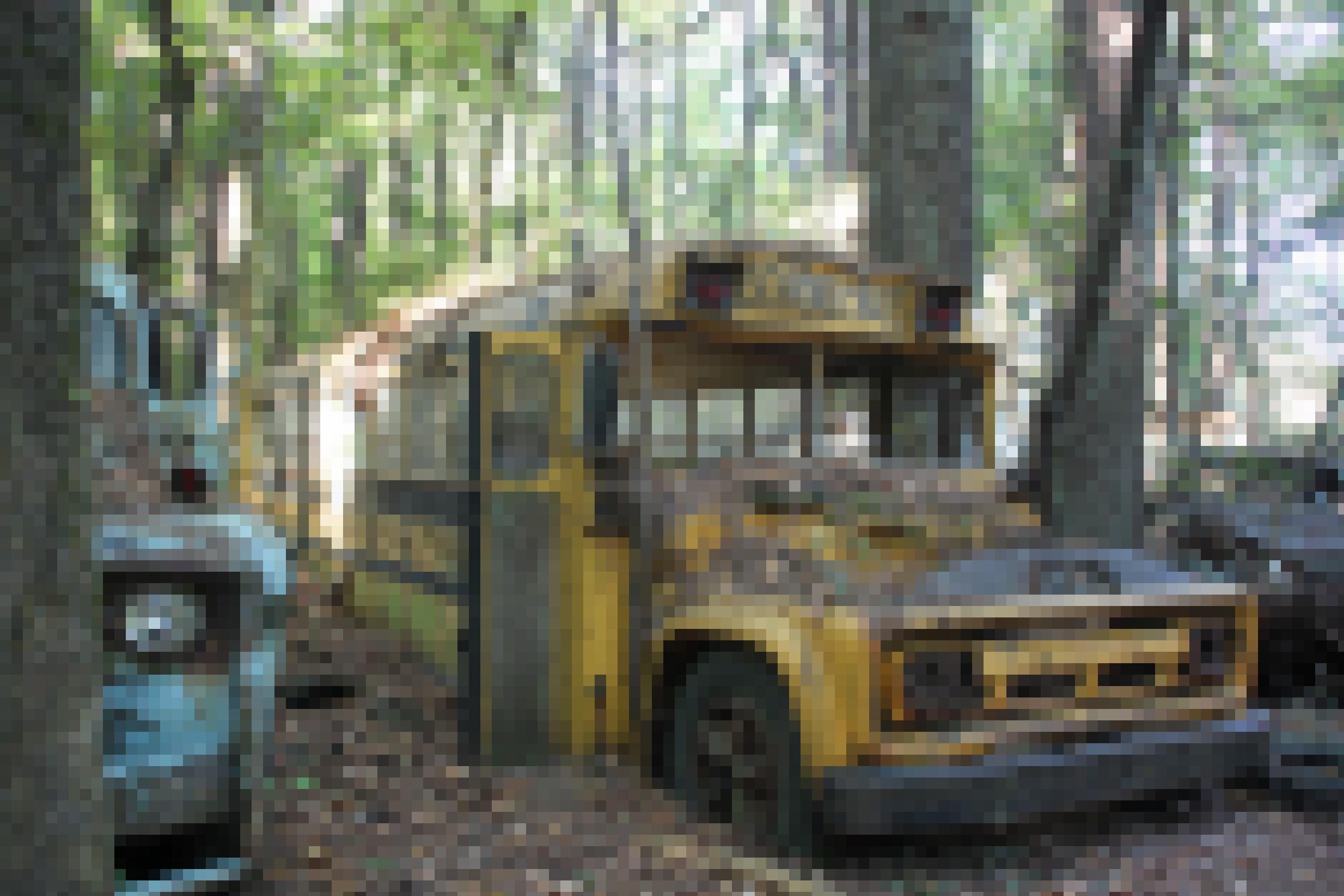 Ein kaputter Schulbus im Wald.
