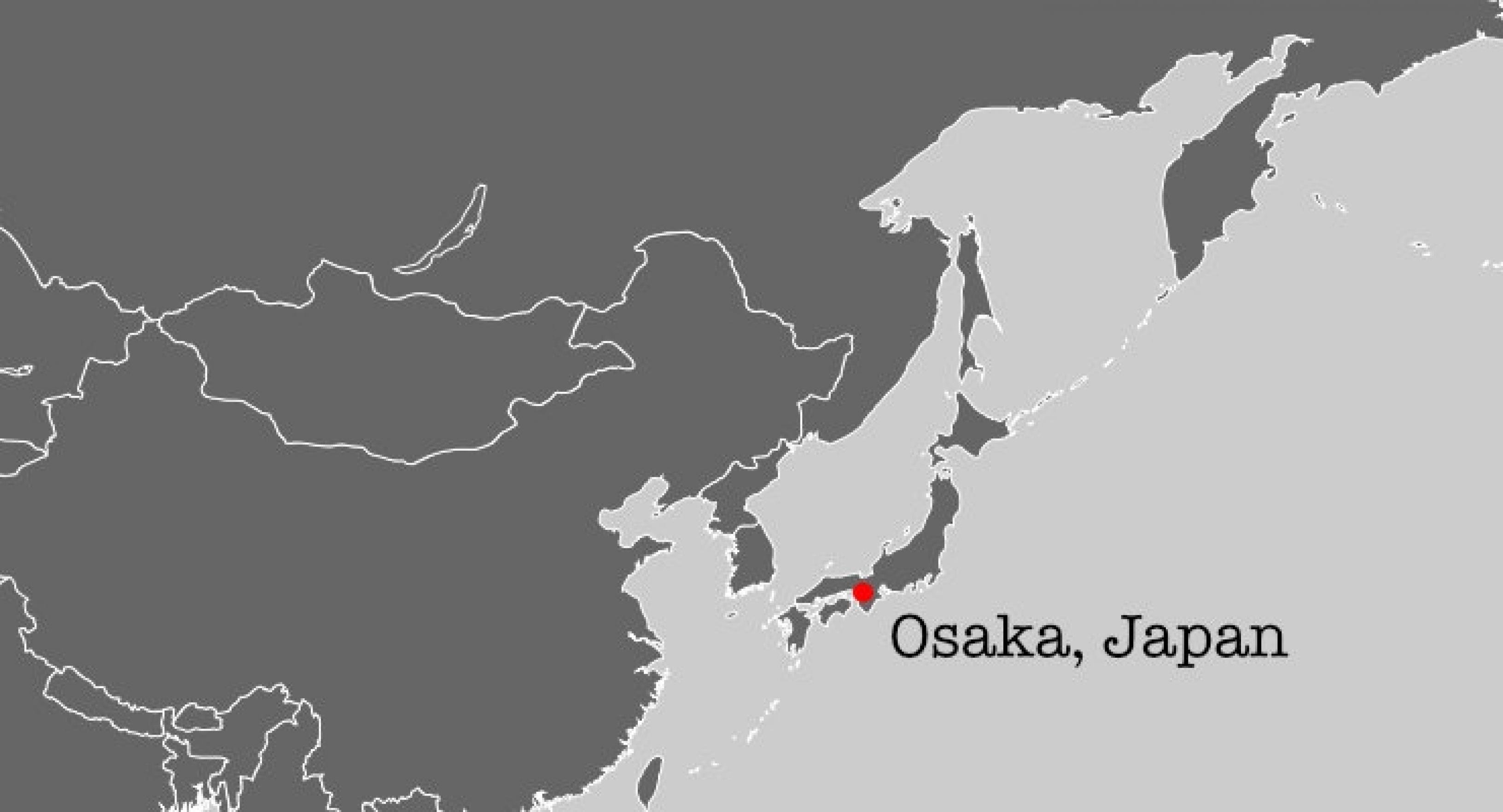 Auf einer grauen Karte liegt rot markiert Osaka, dem Forschungsort von Yoshizumi Ishino, dem Entdecker der ersten CRISPR-Sequenz.