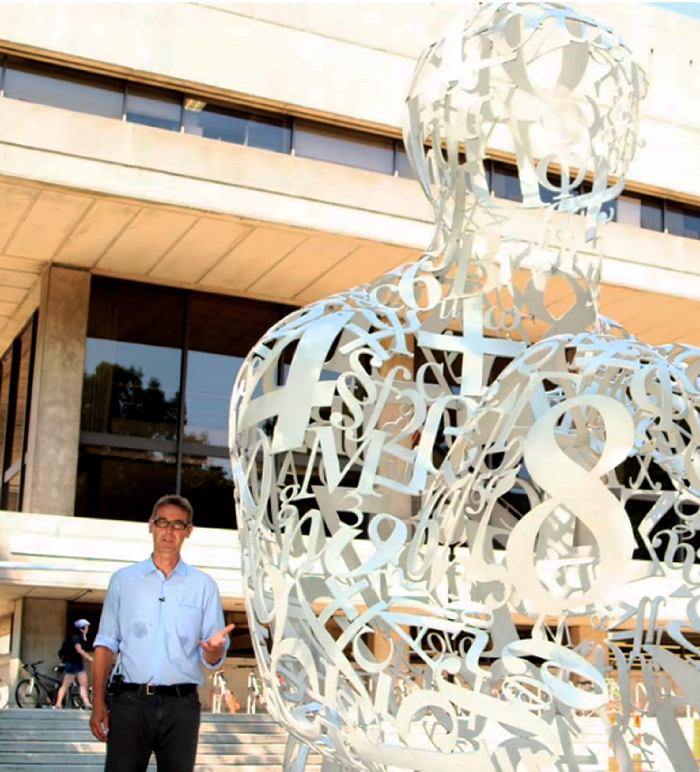 Otto Scharmer vor dem „Alchemist“ von Jaume Plensa vor dem MIT in Boston